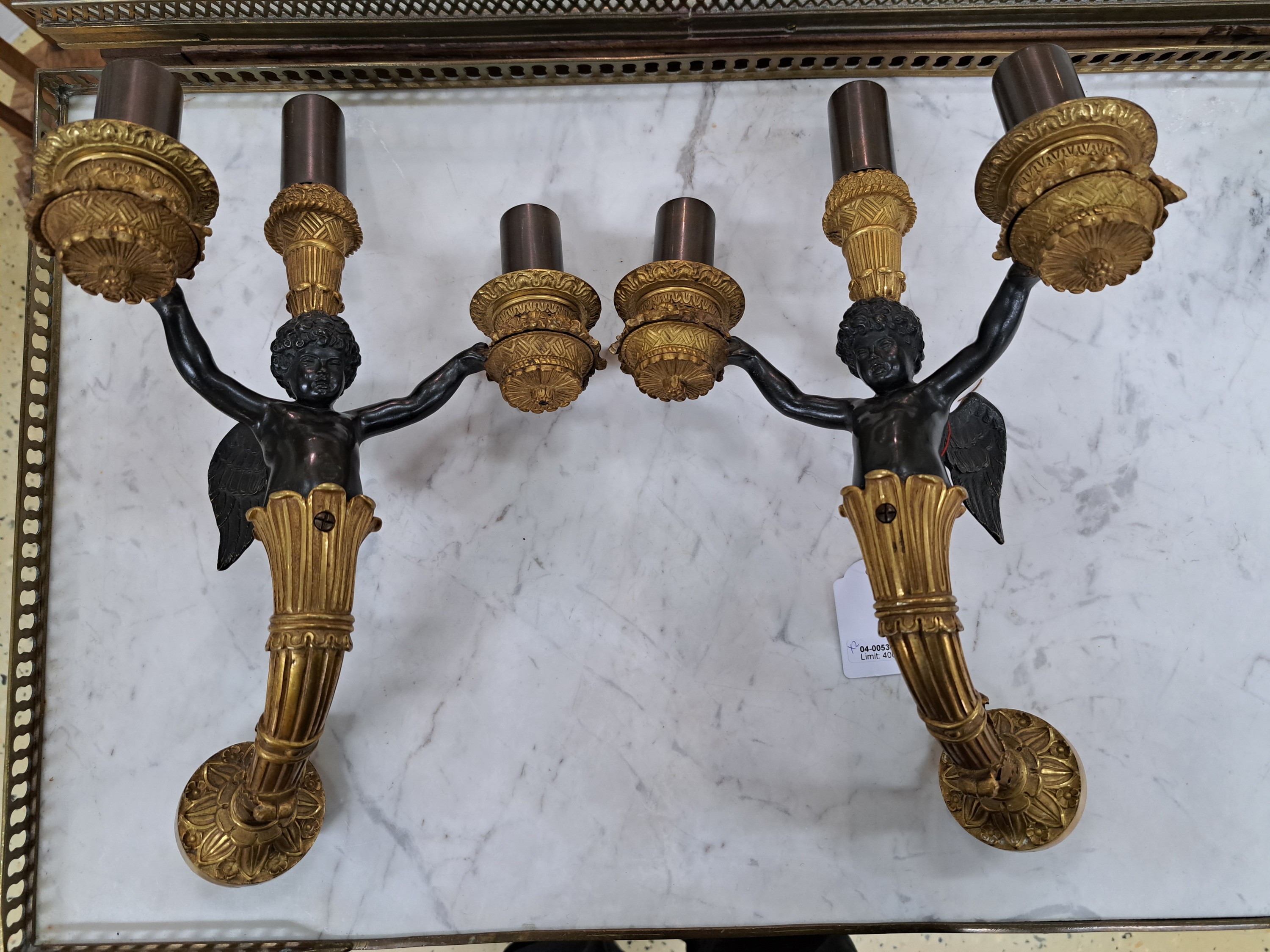 Detail d: Paar Wandleuchter im Empirestil, Frankreich, ausgehendes 19.Jh., Bronze, typ. Stilelemente des Empire, je eine Amorette mit drei Kerzenhaltern in ...