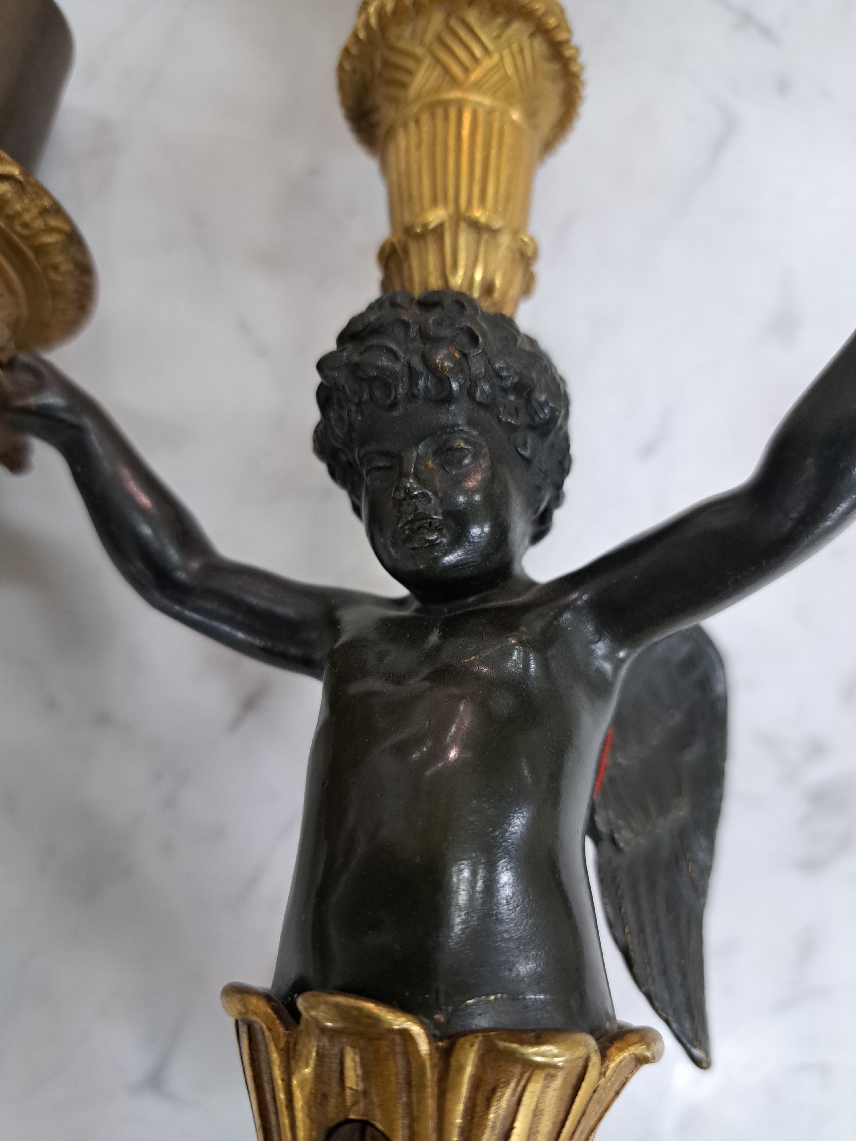 Detail e: Paar Wandleuchter im Empirestil, Frankreich, ausgehendes 19.Jh., Bronze, typ. Stilelemente des Empire, je eine Amorette mit drei Kerzenhaltern in ...