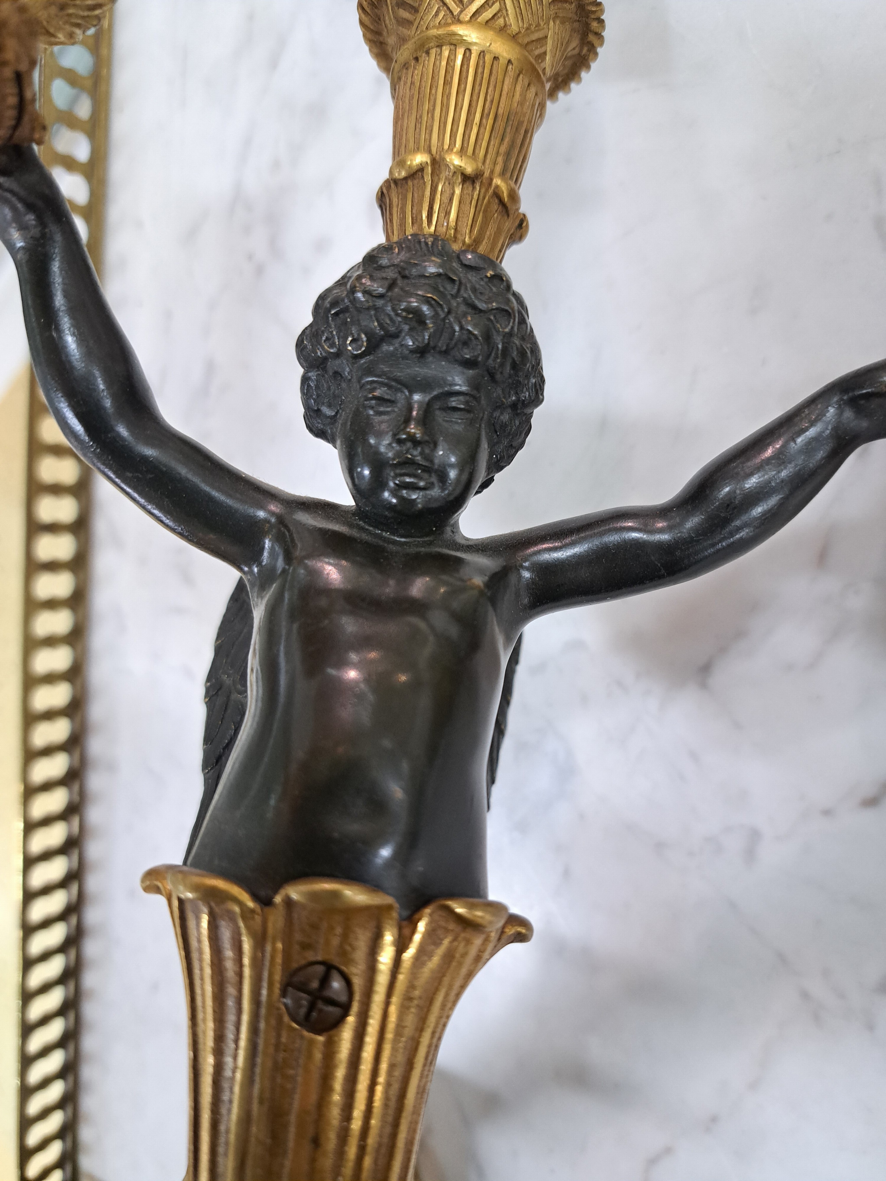 Detail f: Paar Wandleuchter im Empirestil, Frankreich, ausgehendes 19.Jh., Bronze, typ. Stilelemente des Empire, je eine Amorette mit drei Kerzenhaltern in ...
