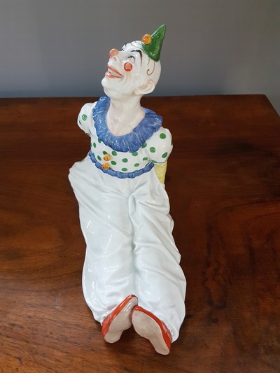 27059471b - Jugendstil Porzellanfigur sitzender Clown, Meissen, Entw. Martin Wiegand, Knaufzeit bzw. ...
