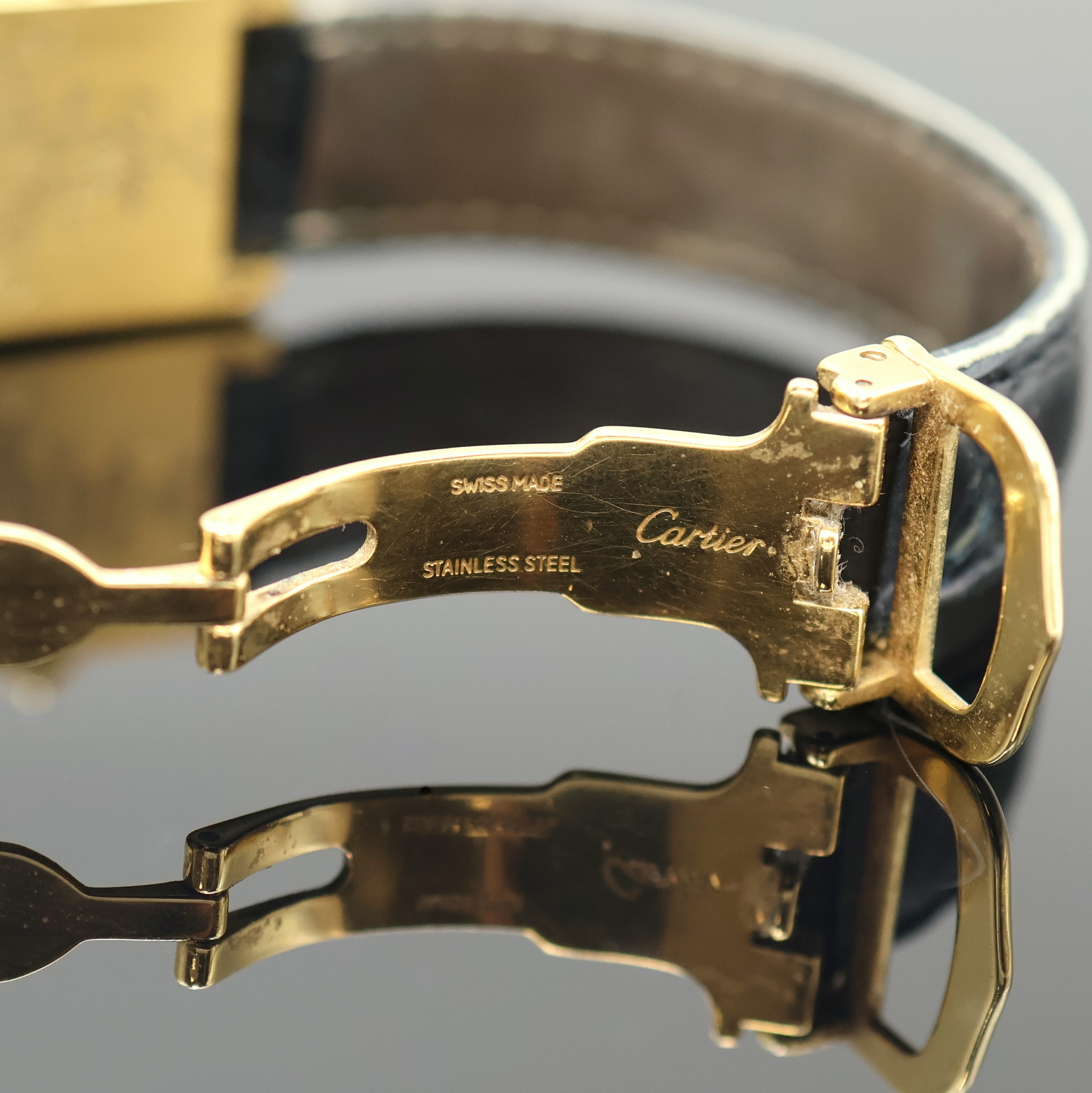 Detail e: CARTIER Tank Vermeil Damenarmbanduhr Referenz 1613, Schweiz um 1995, quarz, verg. 925er Silber Geh., Boden 4-fach verschr., Schmuckkrone, Lederband ...