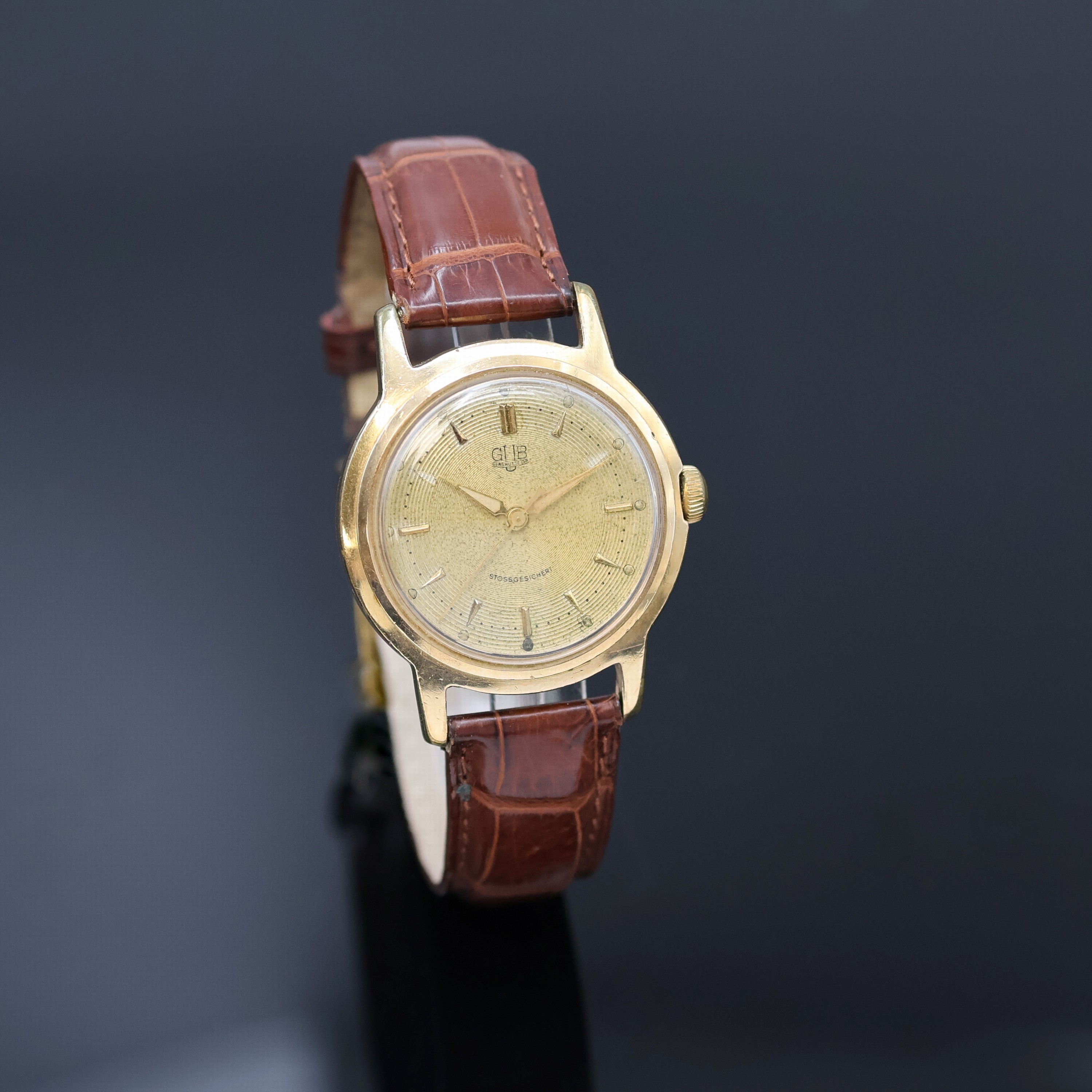 Detail a: GUB Glashütte SA vergoldete Herrenarmbanduhr, Deutschland um 1960, Handaufzug, Stahlboden verschr., goldfarb. Zifferbl. m. aufges. Std.-Ind. teils ...