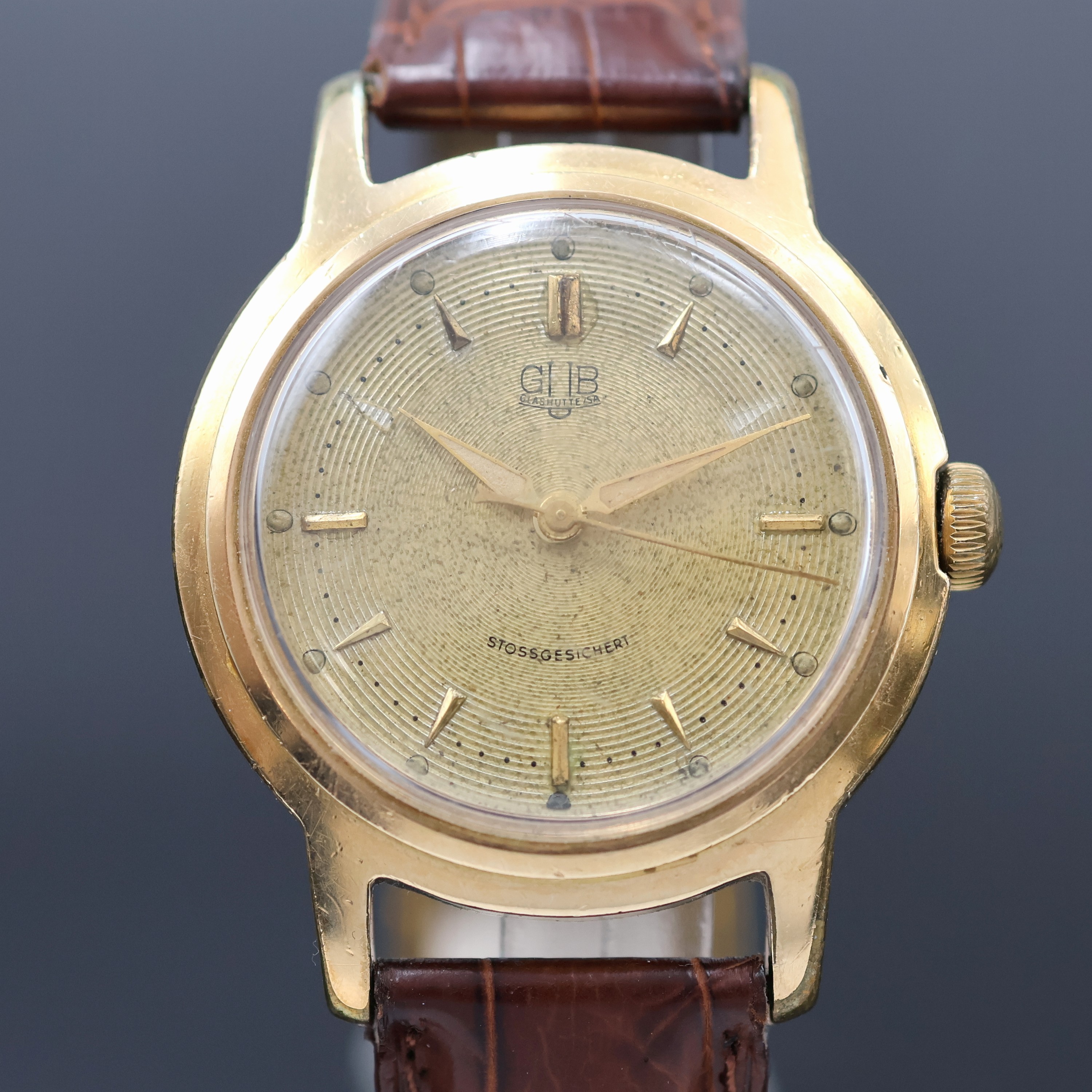 Detail b: GUB Glashütte SA vergoldete Herrenarmbanduhr, Deutschland um 1960, Handaufzug, Stahlboden verschr., goldfarb. Zifferbl. m. aufges. Std.-Ind. teils ...
