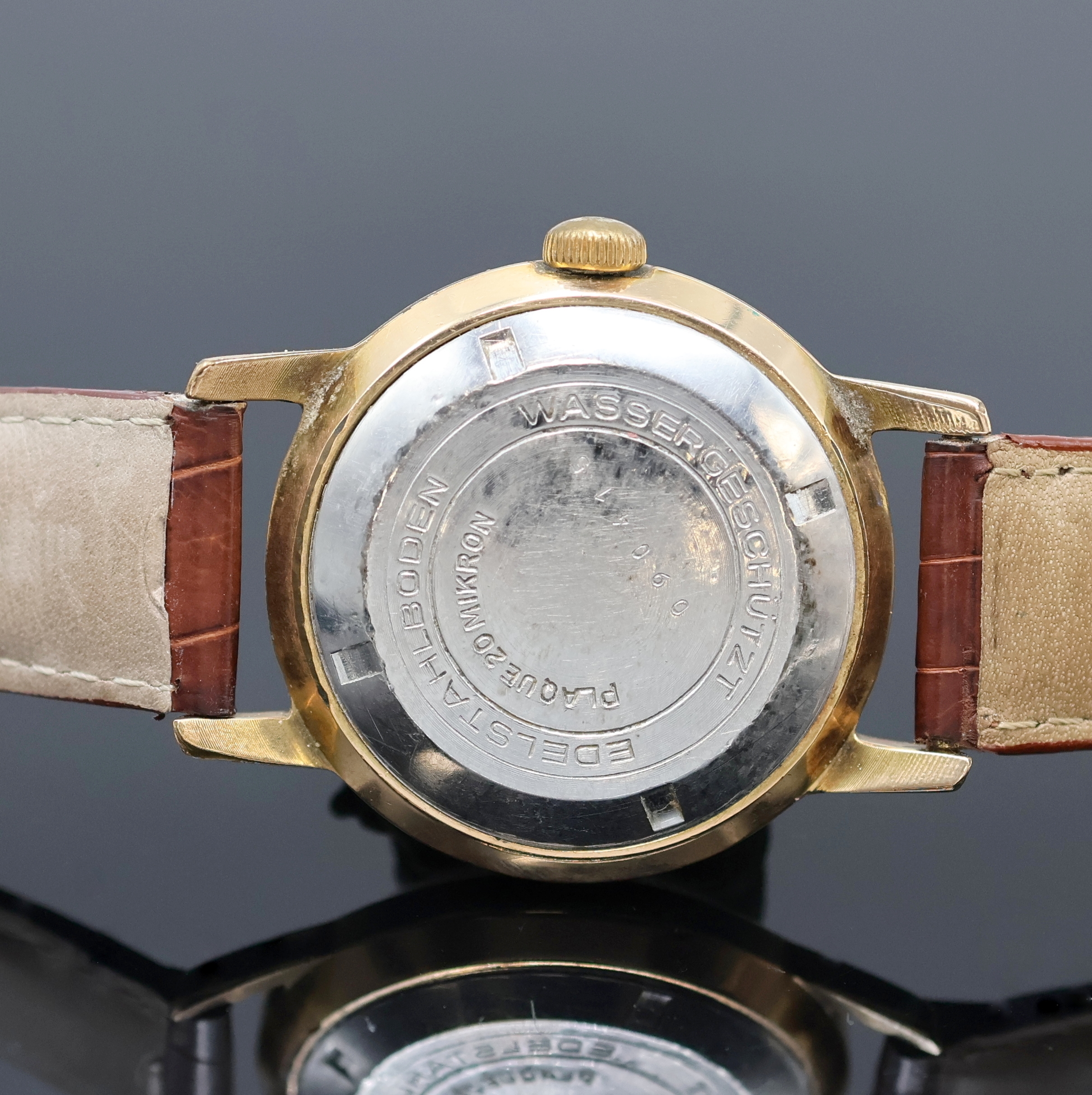 Detail d: GUB Glashütte SA vergoldete Herrenarmbanduhr, Deutschland um 1960, Handaufzug, Stahlboden verschr., goldfarb. Zifferbl. m. aufges. Std.-Ind. teils ...