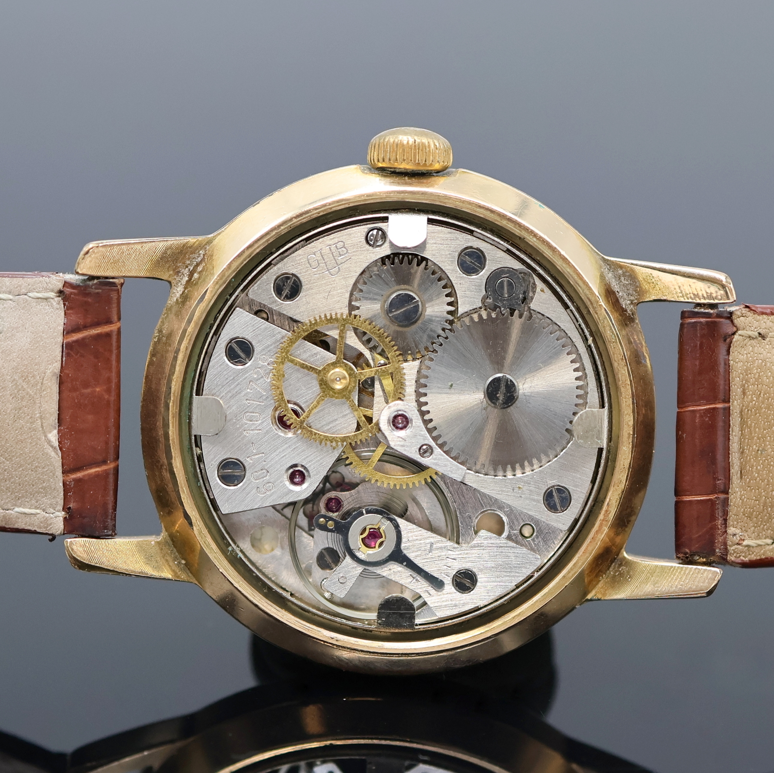 Detail e: GUB Glashütte SA vergoldete Herrenarmbanduhr, Deutschland um 1960, Handaufzug, Stahlboden verschr., goldfarb. Zifferbl. m. aufges. Std.-Ind. teils ...