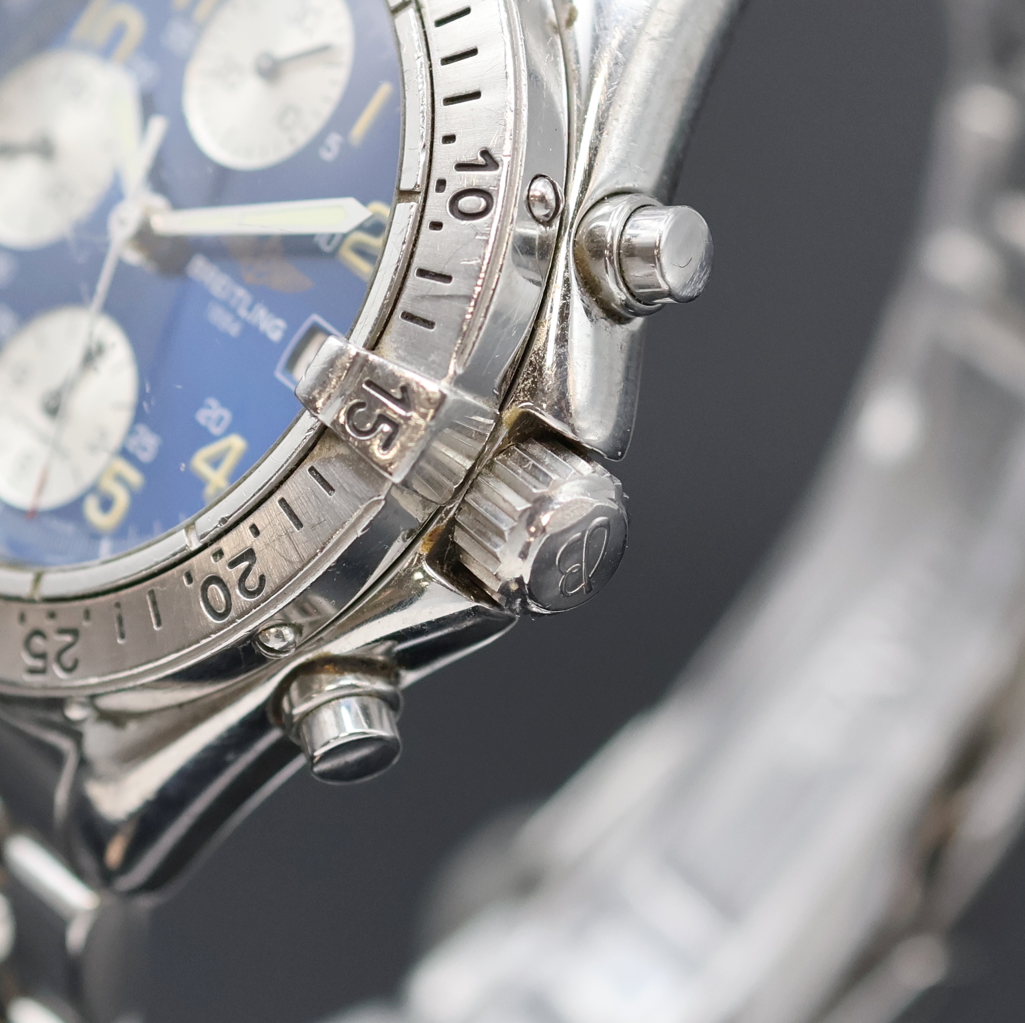 Detail c: BREITLING Colt Herrenchronograph Referenz A13035.1, Schweiz um 1995, Automatik, Edelstahlgeh. inkl. orig. Stahlband m. Faltschl., Boden u. Krone ...