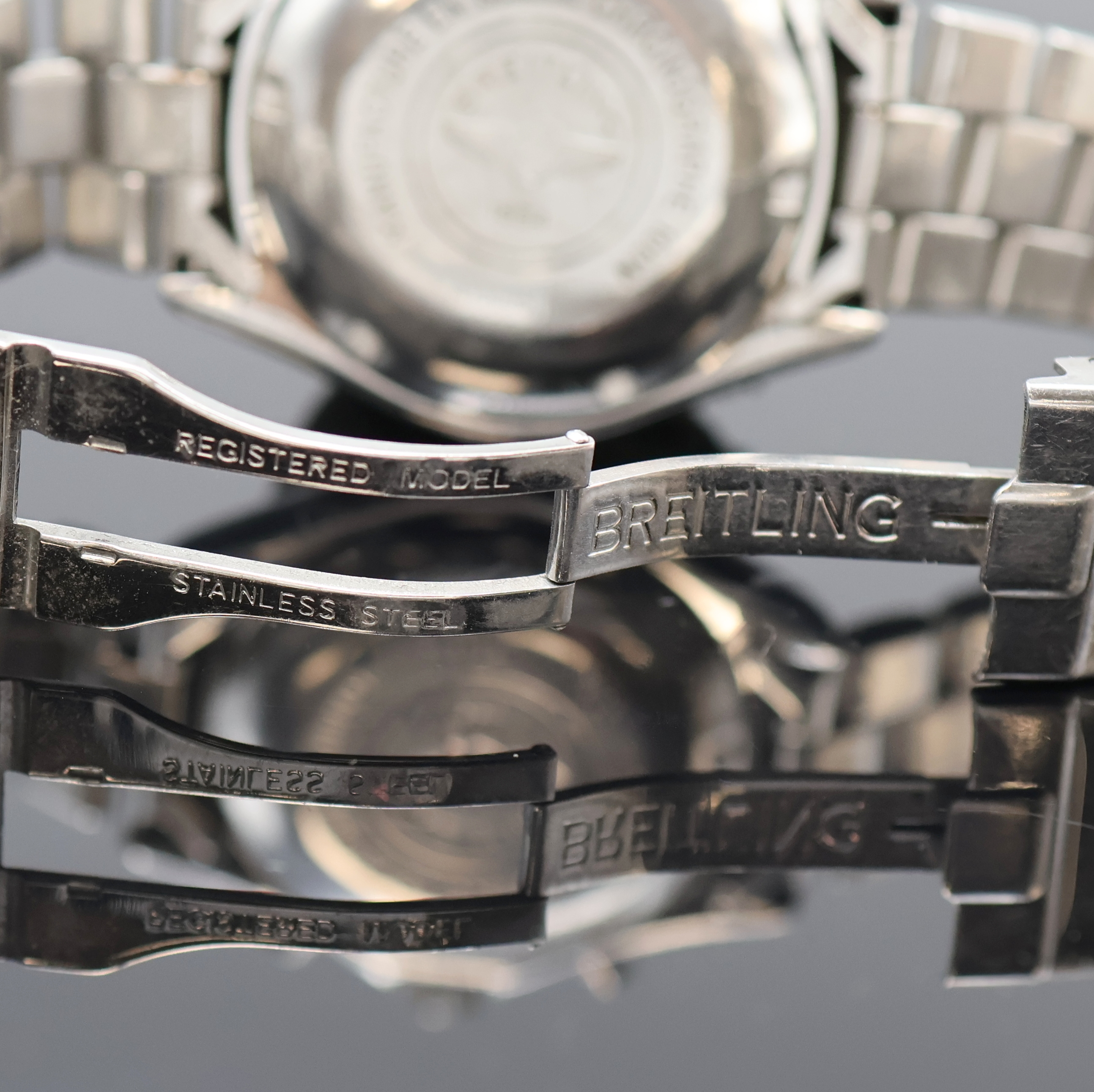Detail e: BREITLING Colt Herrenchronograph Referenz A13035.1, Schweiz um 1995, Automatik, Edelstahlgeh. inkl. orig. Stahlband m. Faltschl., Boden u. Krone ...