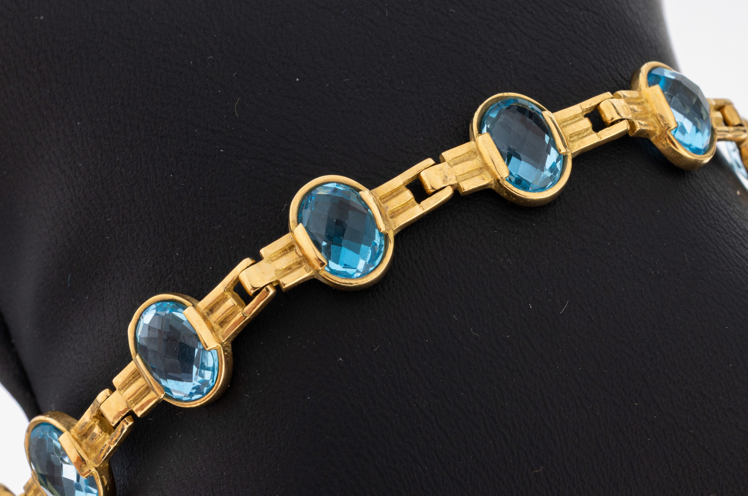 Detail a: 18 kt Gold Topas-Armband, GG 750/000, 11 ovalfacett. Blautopase (beh.) zus. ca. 18.0 ct, L. ca. 19.5 cm, Karabinerschließe, ca. 16.4 g