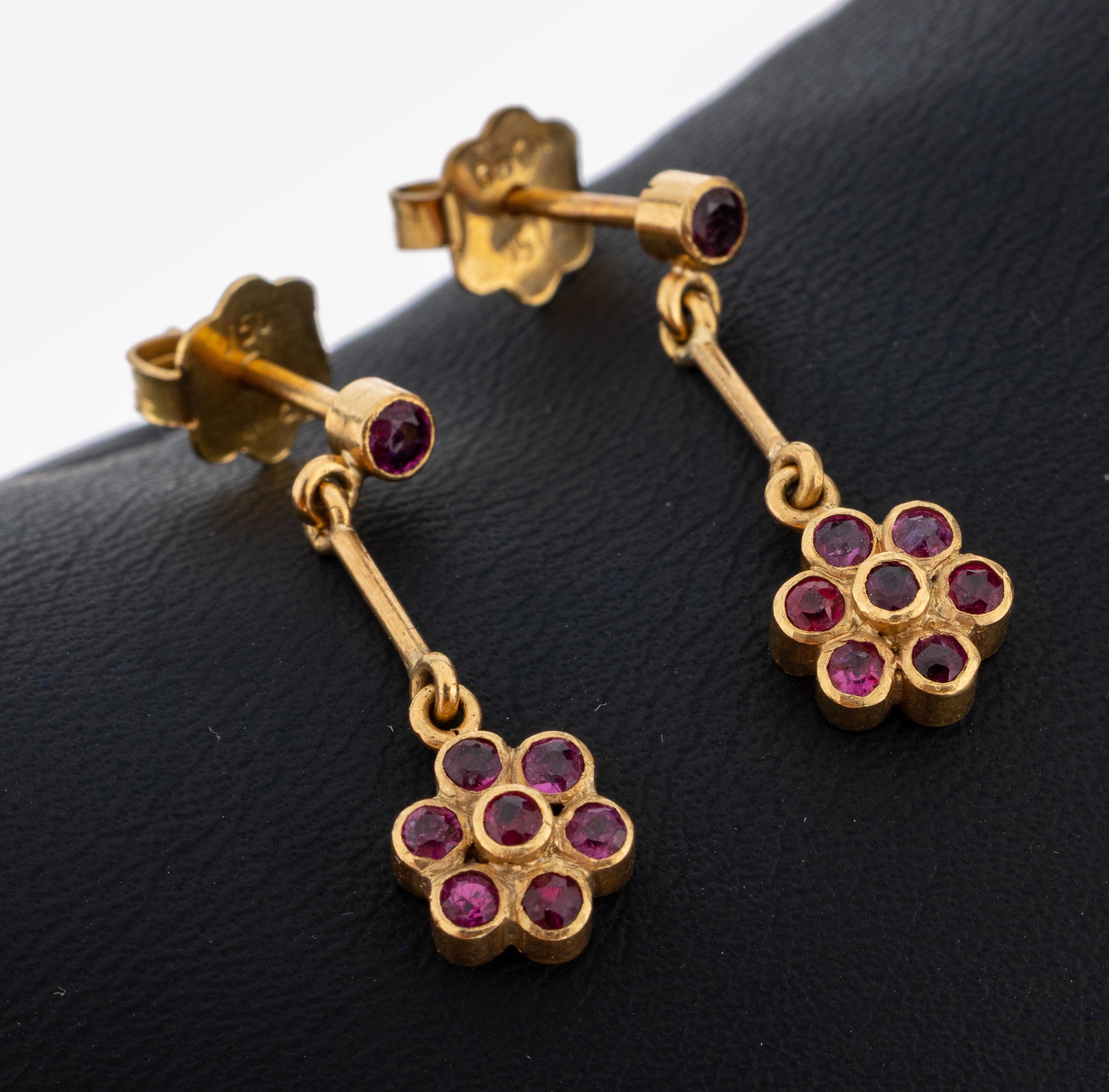 Image 27059589 - Pair of 18 kt gold ruby-earrings , YG 750/000, elongated movable suspension with blossom ...