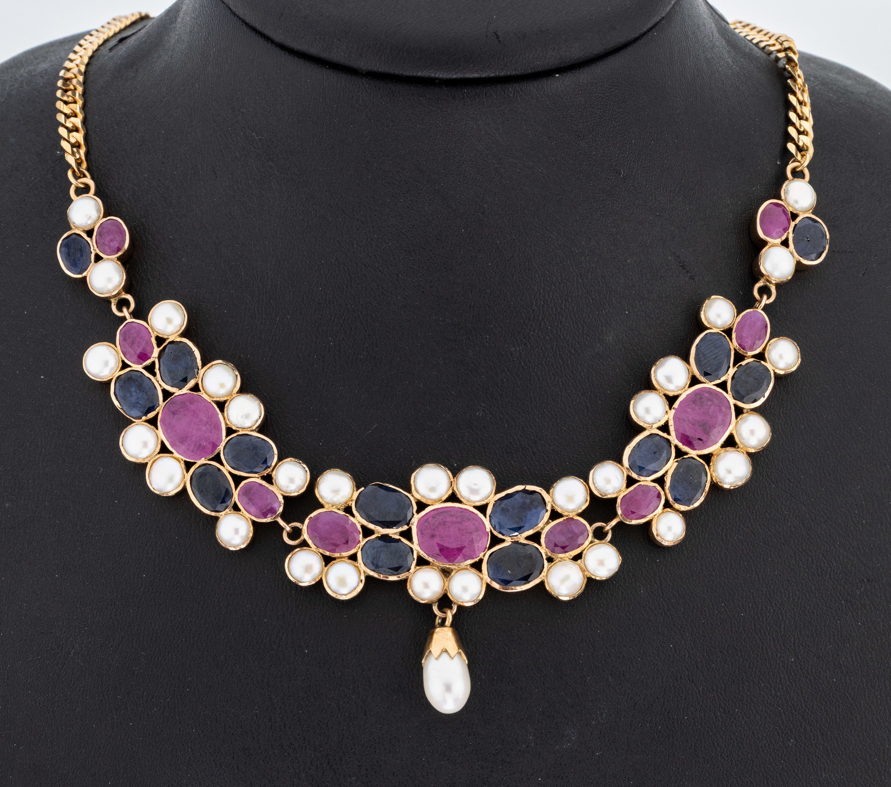 Image 27059592 - 14 kt Gold Rubin-Saphir-Perl-Collier, GG 585/000, 11 ovalfacett. Rubine zus. ca. 16.0 ...