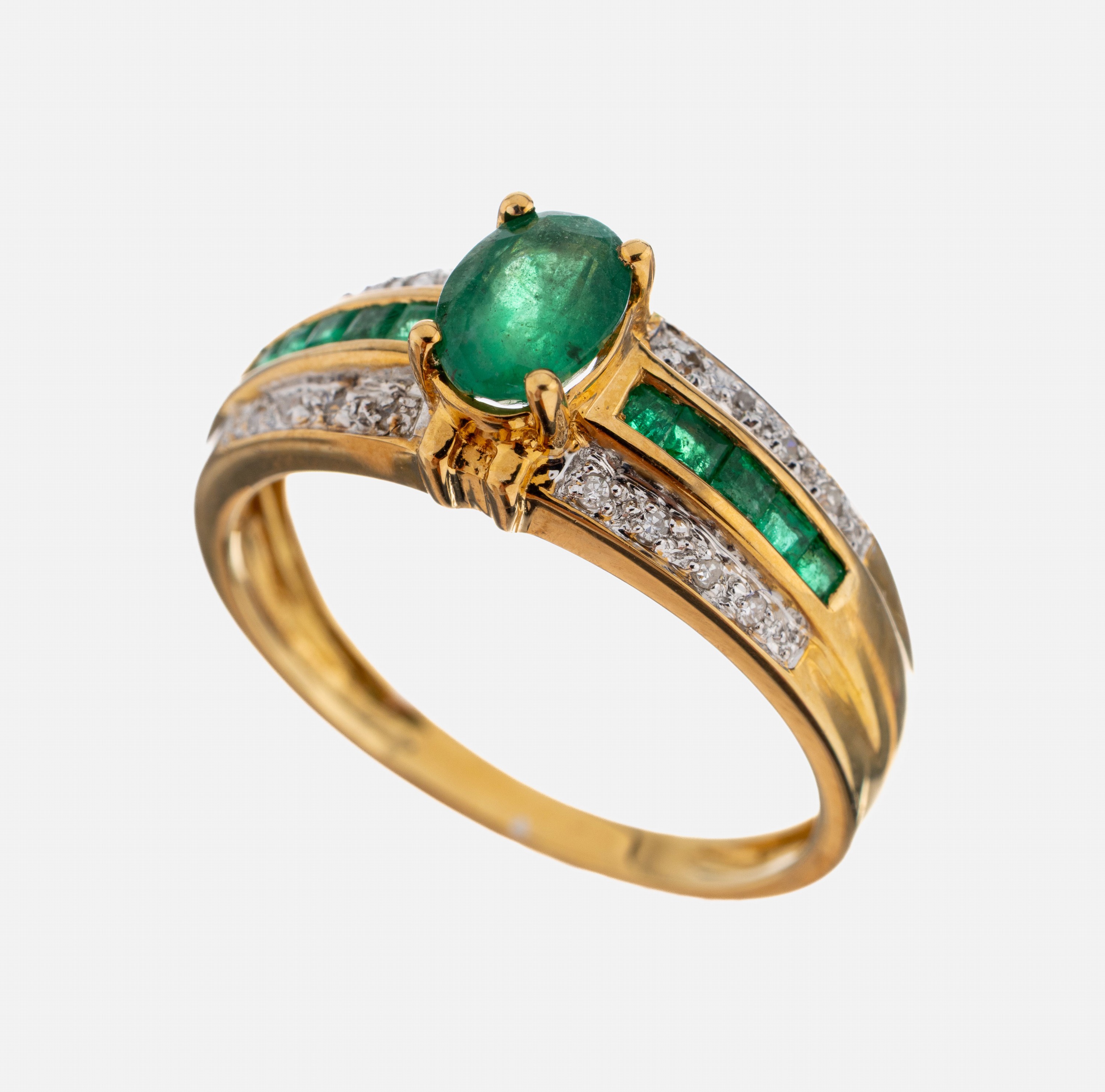 Image 27059595 - 18 kt gold emerald-diamond-ring , YG 750/000, centered embossed set oval bevelled ...