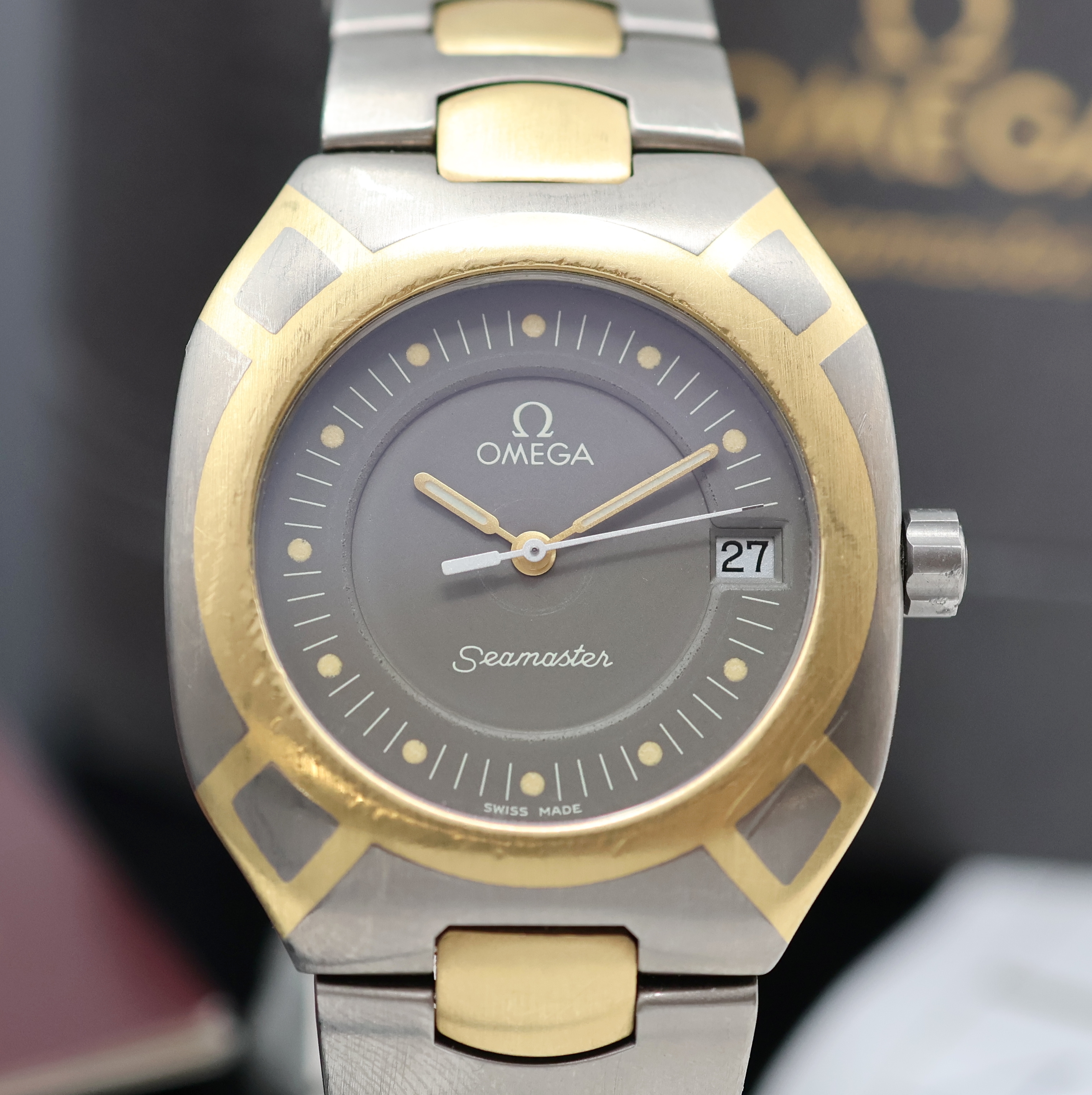 Detail b: OMEGA Seamaster Polaris Armbanduhr in Titan Referenz 196.0291/396.0981, Schweiz um 1990, quarz, Geh. Gold-intarsiert, orig. Gliederband m. dopp. ...