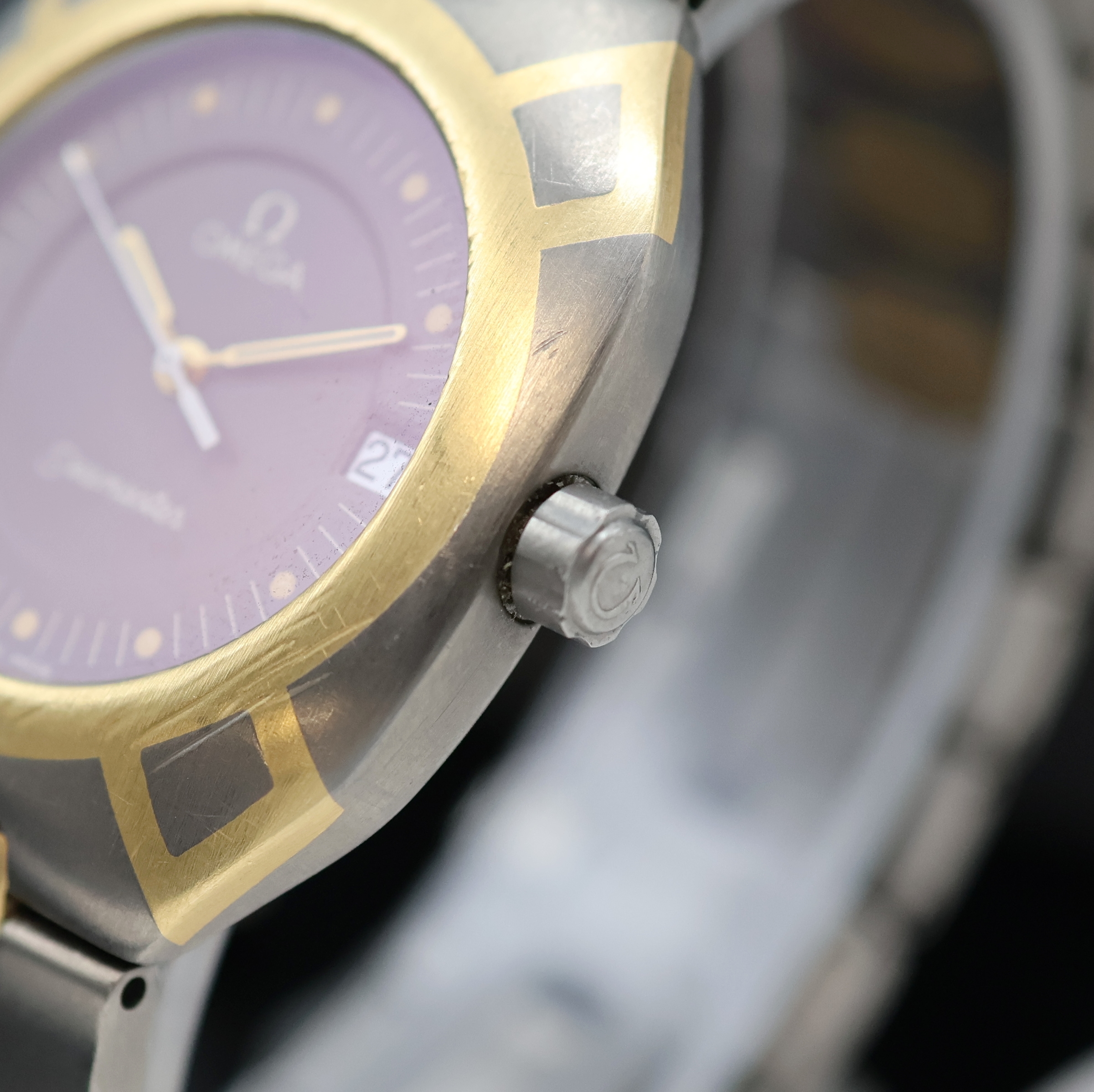 Detail c: OMEGA Seamaster Polaris Armbanduhr in Titan Referenz 196.0291/396.0981, Schweiz um 1990, quarz, Geh. Gold-intarsiert, orig. Gliederband m. dopp. ...