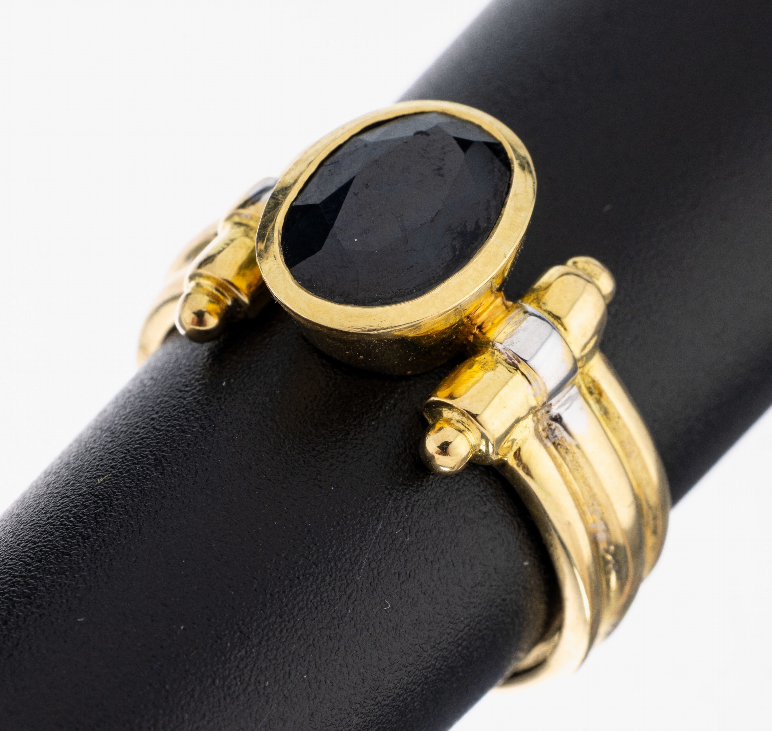 Image 27059604 - 14 kt Gold Saphir-Ring, GG 585/000 gepr., ovalfacett. Saphir ca. 3.0 ct, Ringschulter ...