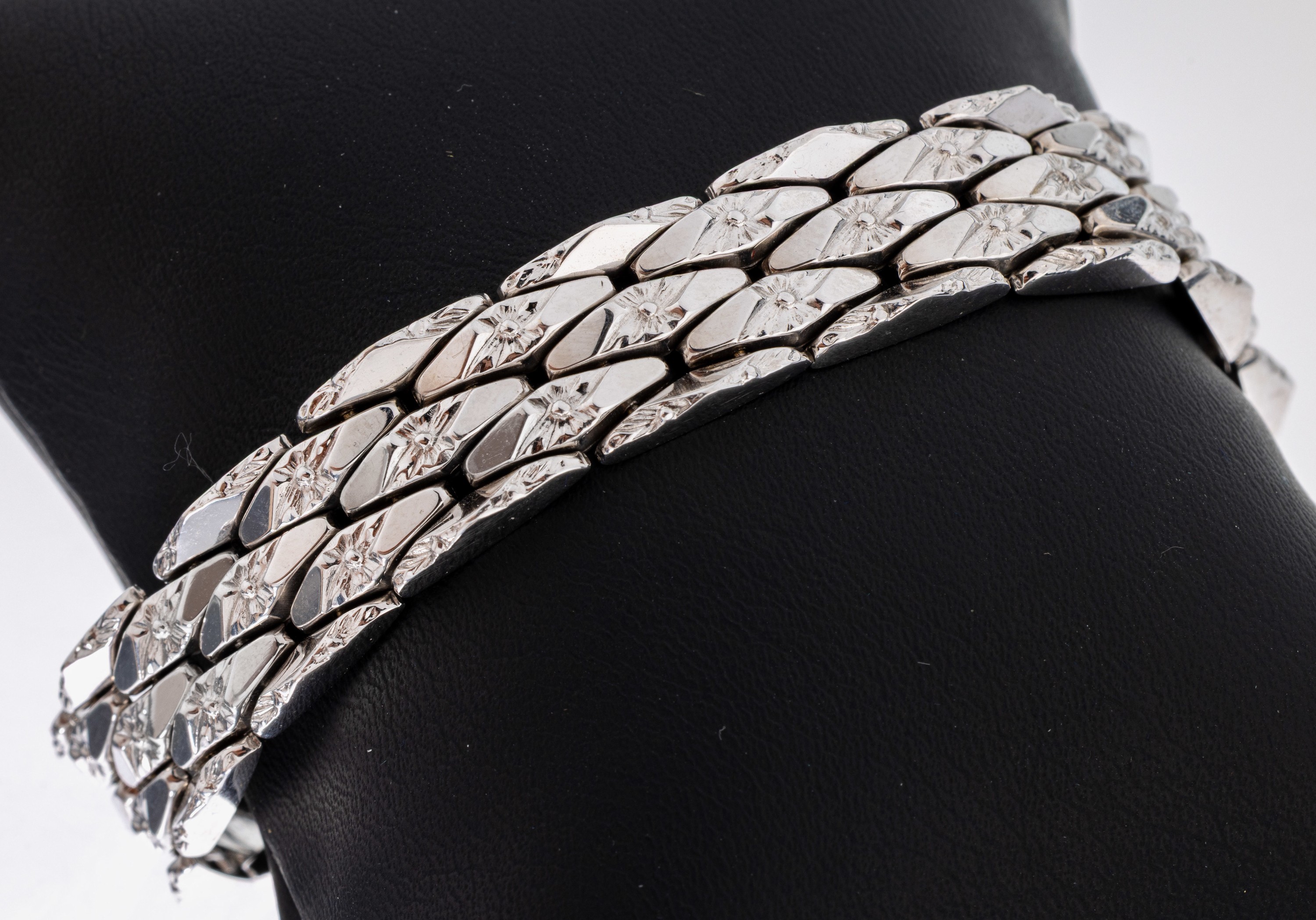 Image 27059663 - 14 kt gold bracelet , WG 585/000, part. struct., l. approx. 19 cm, case lock with safety ...