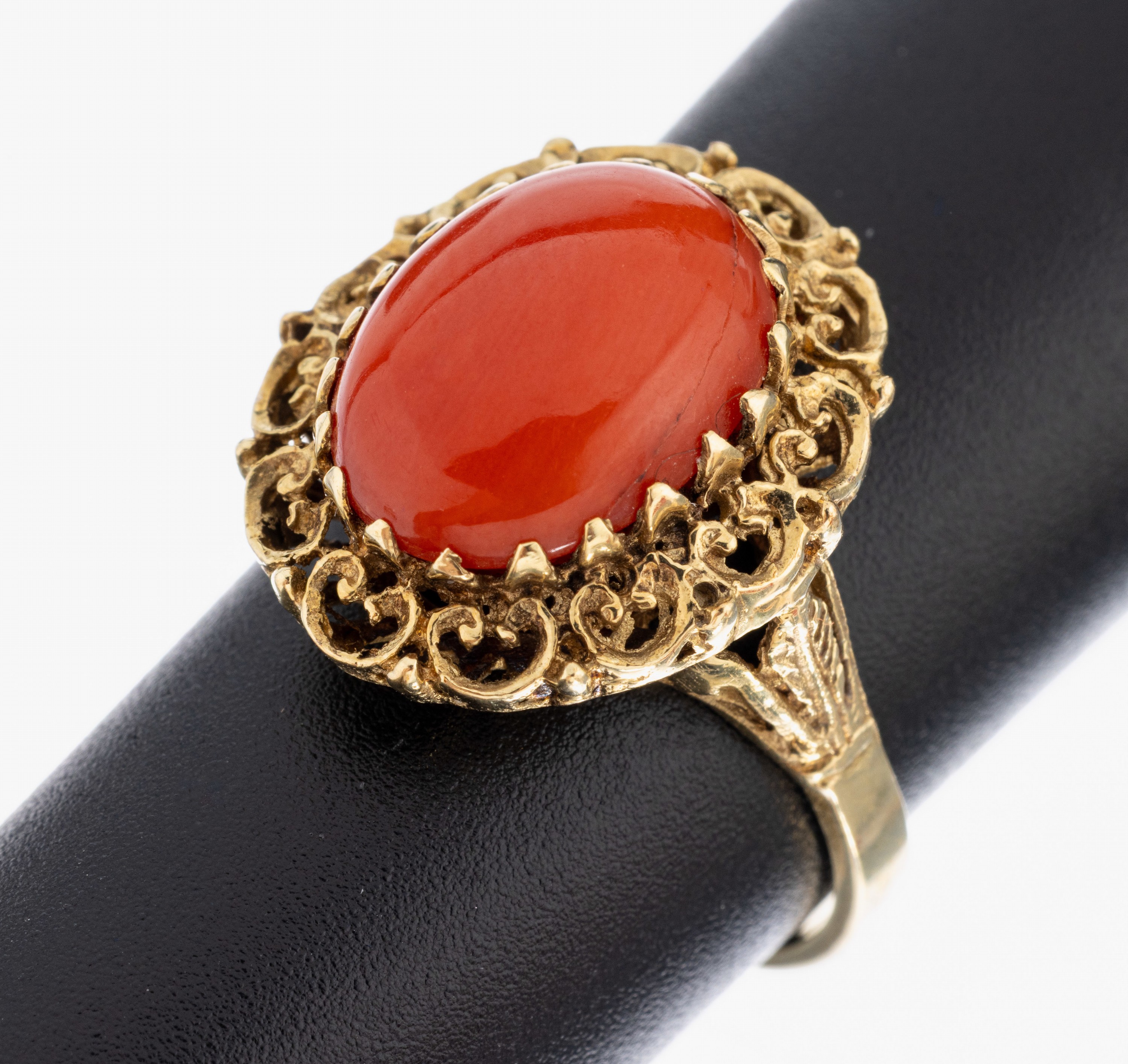 Image 27059672 - 14 kt gold coral-ring , YG 585/000, oval coral cabochon, setting pierced, ringsize 56, ...