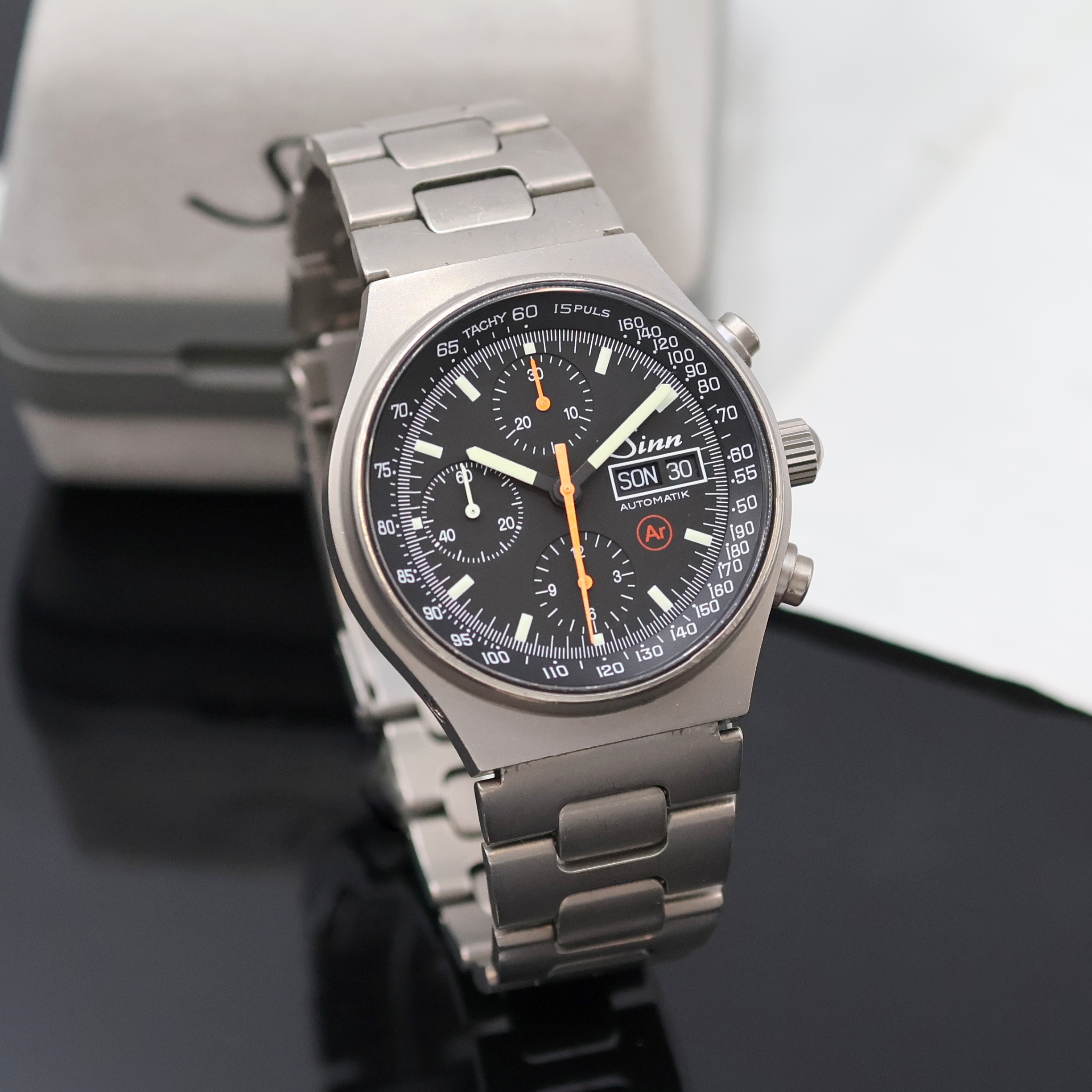 Detail a: SINN Armbandchronograph Referenz 144, Deutschland um 1995, Automatik, Titangeh. inkl. orig. Titan-Gliederband m. Faltschl., Tauchverlängerung, Boden ...
