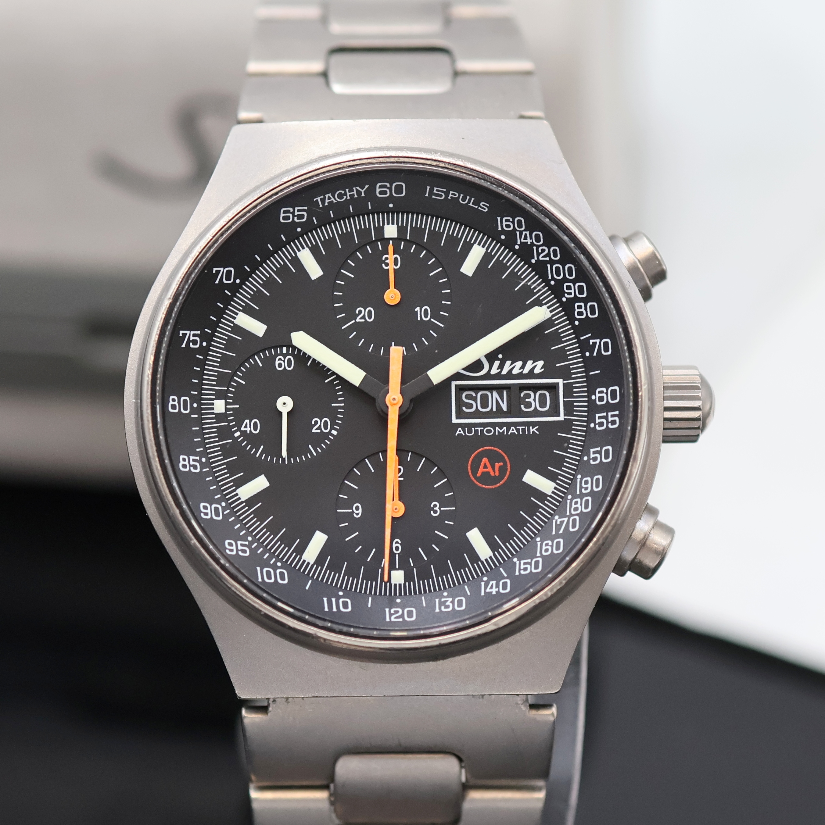 Detail b: SINN Armbandchronograph Referenz 144, Deutschland um 1995, Automatik, Titangeh. inkl. orig. Titan-Gliederband m. Faltschl., Tauchverlängerung, Boden ...