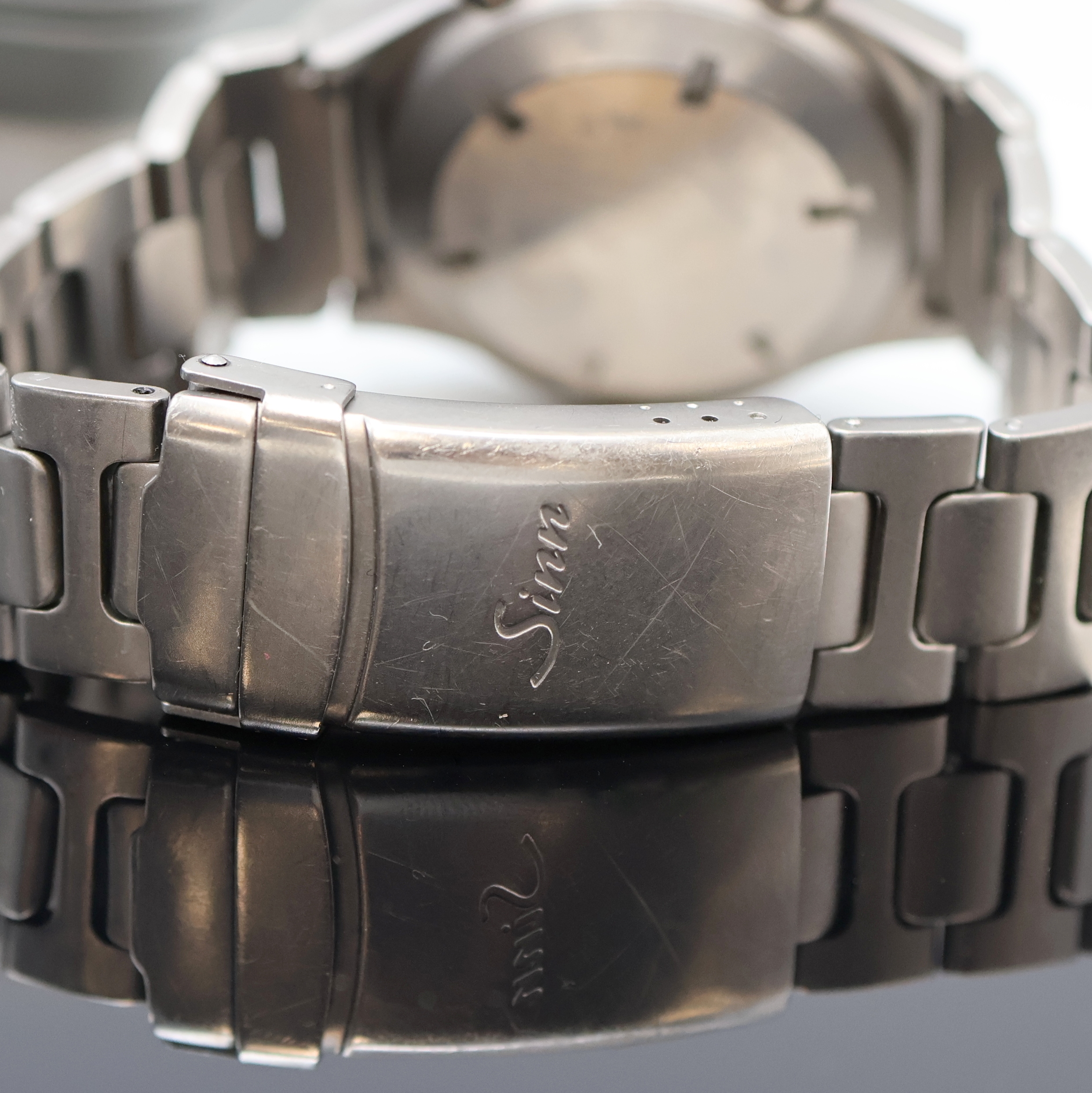 Detail d: SINN Armbandchronograph Referenz 144, Deutschland um 1995, Automatik, Titangeh. inkl. orig. Titan-Gliederband m. Faltschl., Tauchverlängerung, Boden ...