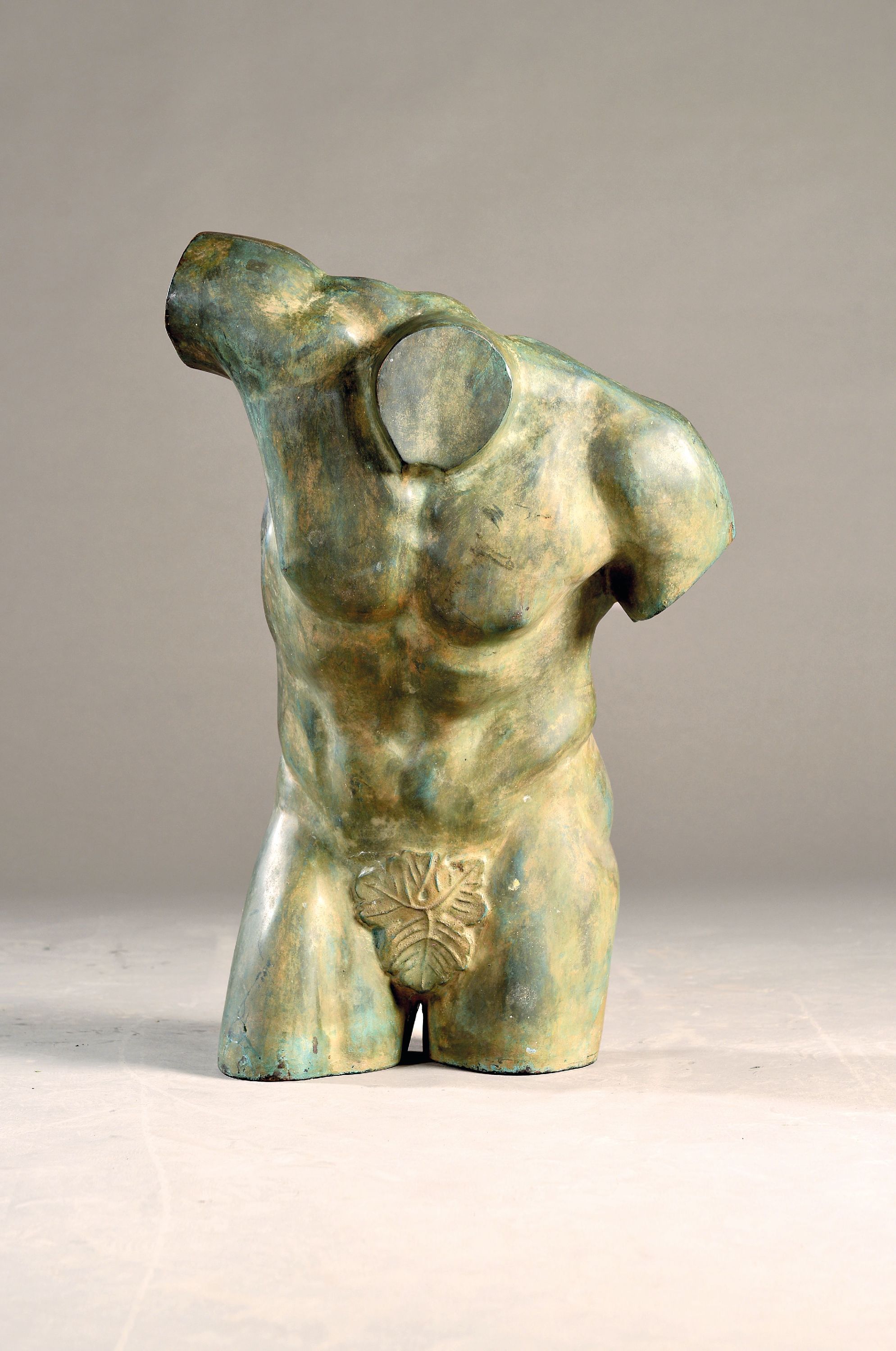 Großer Torso eines Fauns, wohl Frankreich, um 1900, Bronze, in leicht nach vorne gebeugter Haltung, mit Feigenblatt und Schwanz, H. ca. 74cm, ...