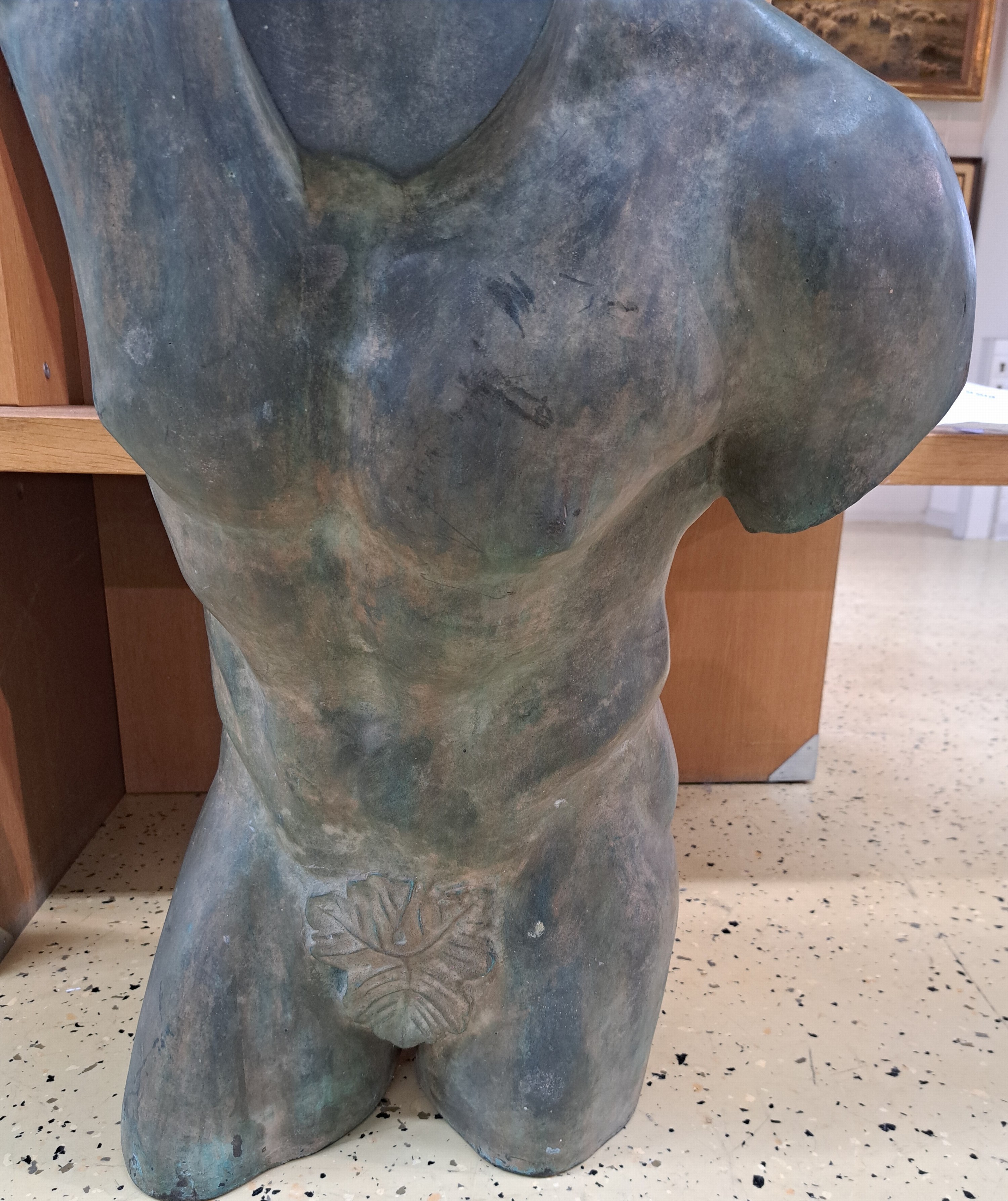 Detail b: Großer Torso eines Fauns, wohl Frankreich, um 1900, Bronze, in leicht nach vorne gebeugter Haltung, mit Feigenblatt und Schwanz, H. ca. 74cm, ...