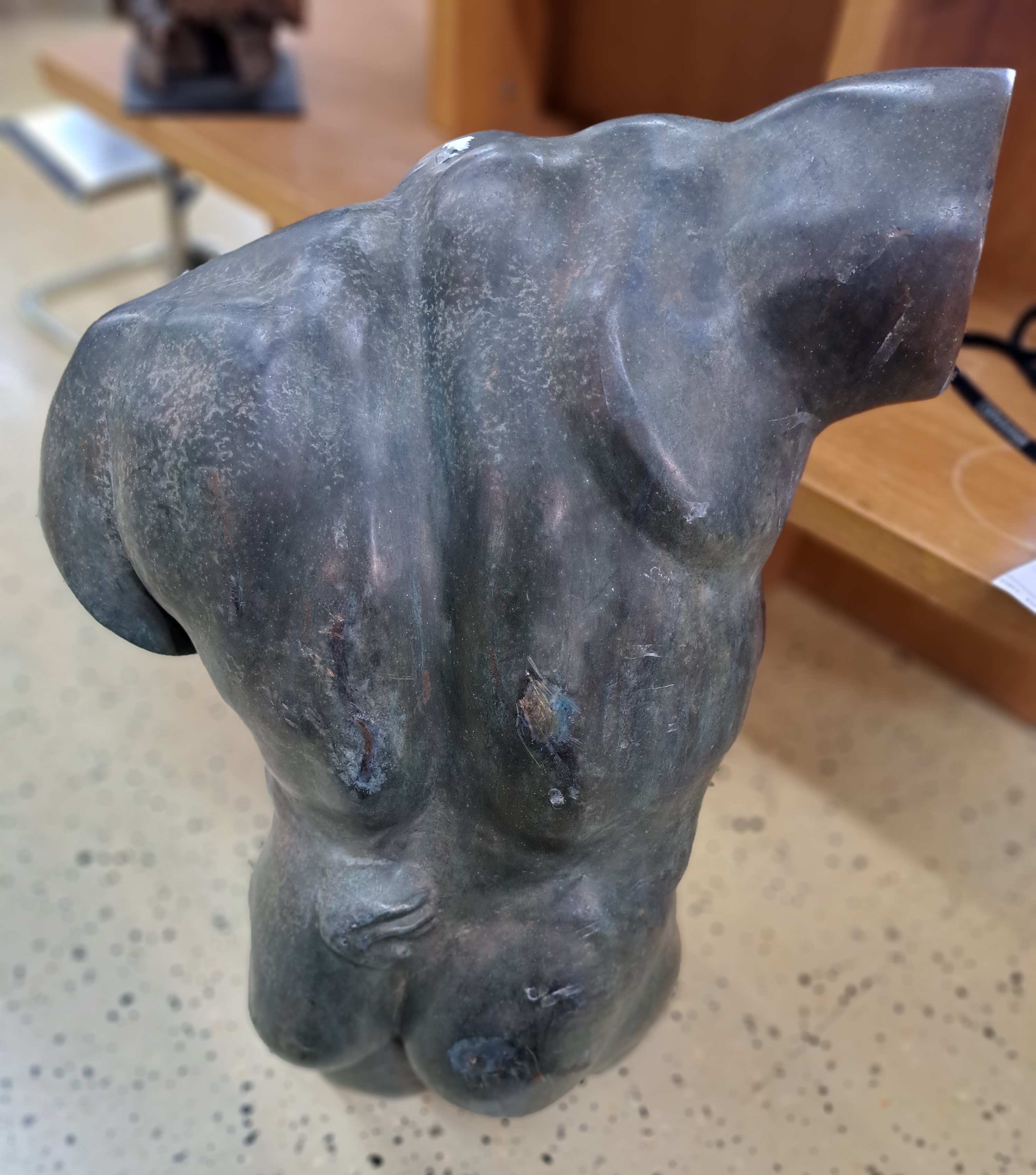 Detail d: Großer Torso eines Fauns, wohl Frankreich, um 1900, Bronze, in leicht nach vorne gebeugter Haltung, mit Feigenblatt und Schwanz, H. ca. 74cm, ...