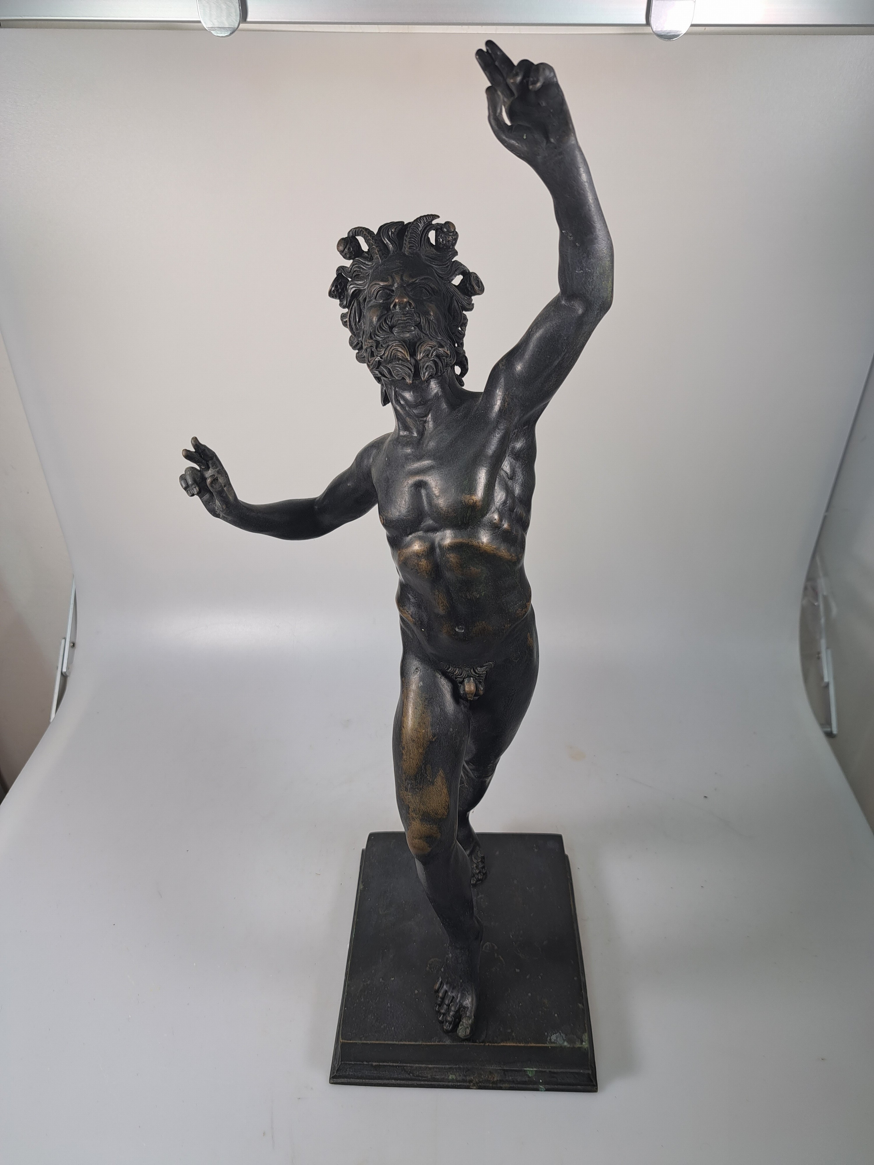 Detail a: Skulptur des tanzendes Fauns, um 1900, nach dem Vorbild aus Pompeij, Bronzeguß, Schwanz fehlt, H. ca. 47cm