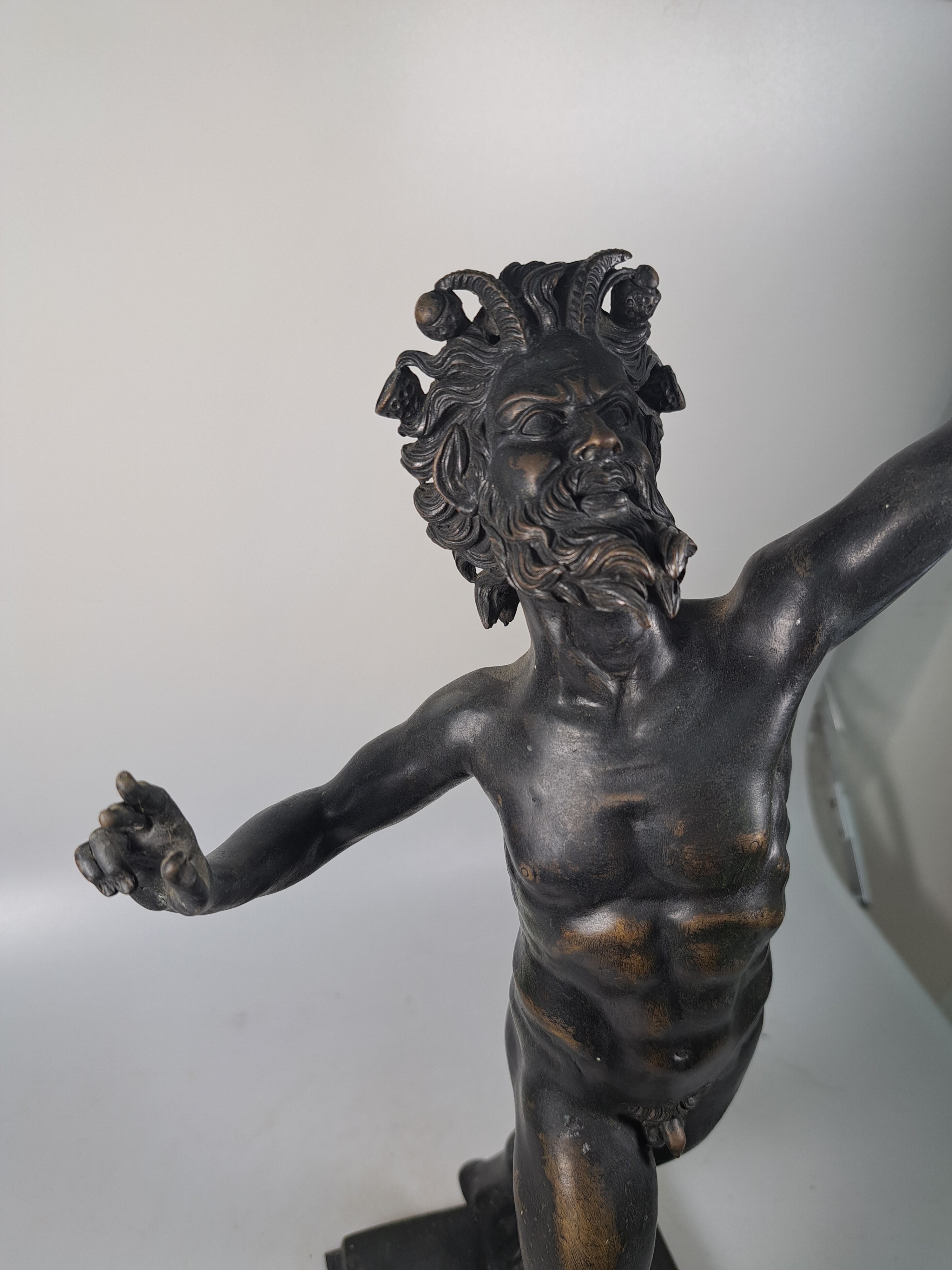 Detail b: Skulptur des tanzendes Fauns, um 1900, nach dem Vorbild aus Pompeij, Bronzeguß, Schwanz fehlt, H. ca. 47cm
