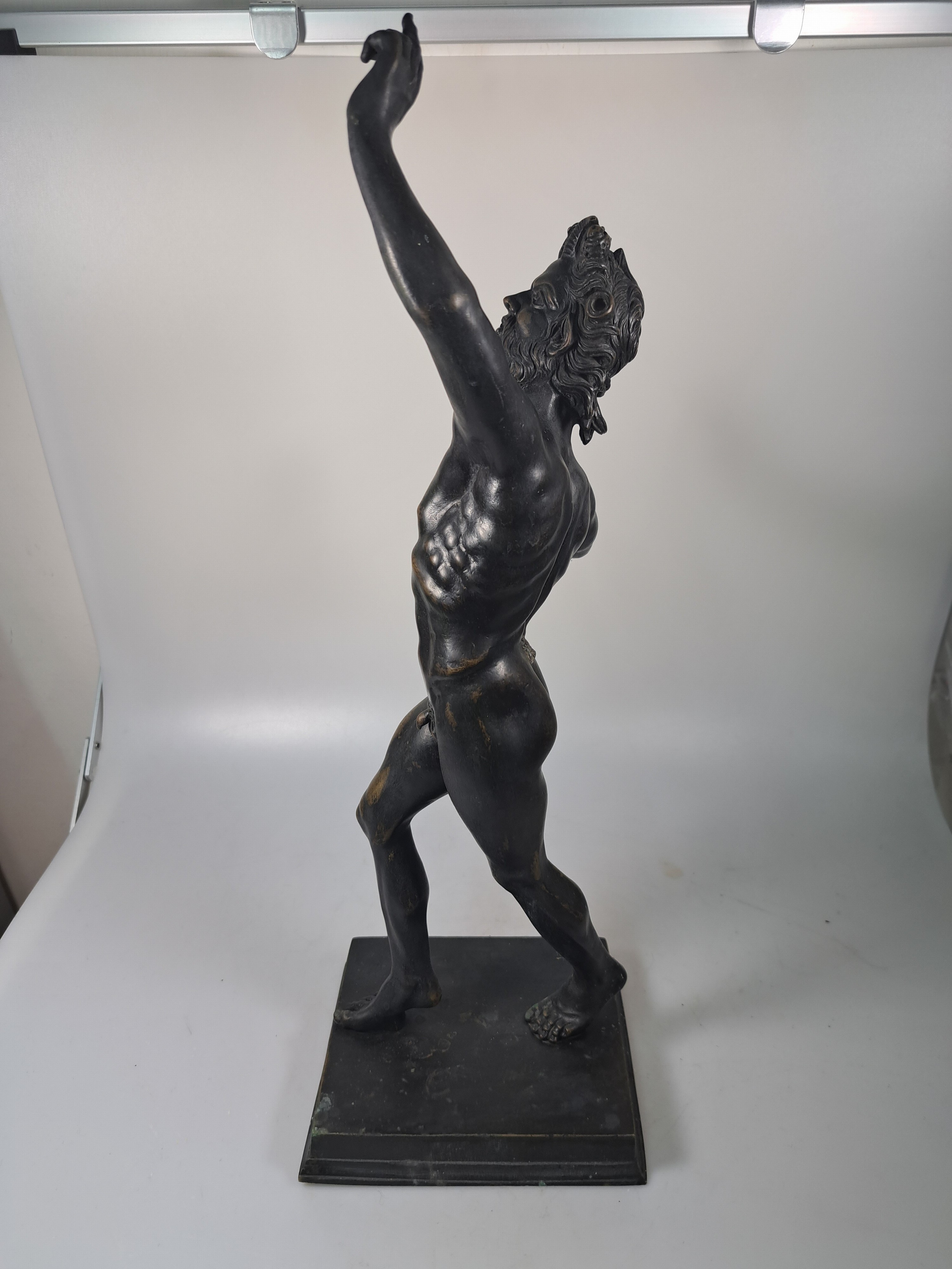 Detail c: Skulptur des tanzendes Fauns, um 1900, nach dem Vorbild aus Pompeij, Bronzeguß, Schwanz fehlt, H. ca. 47cm