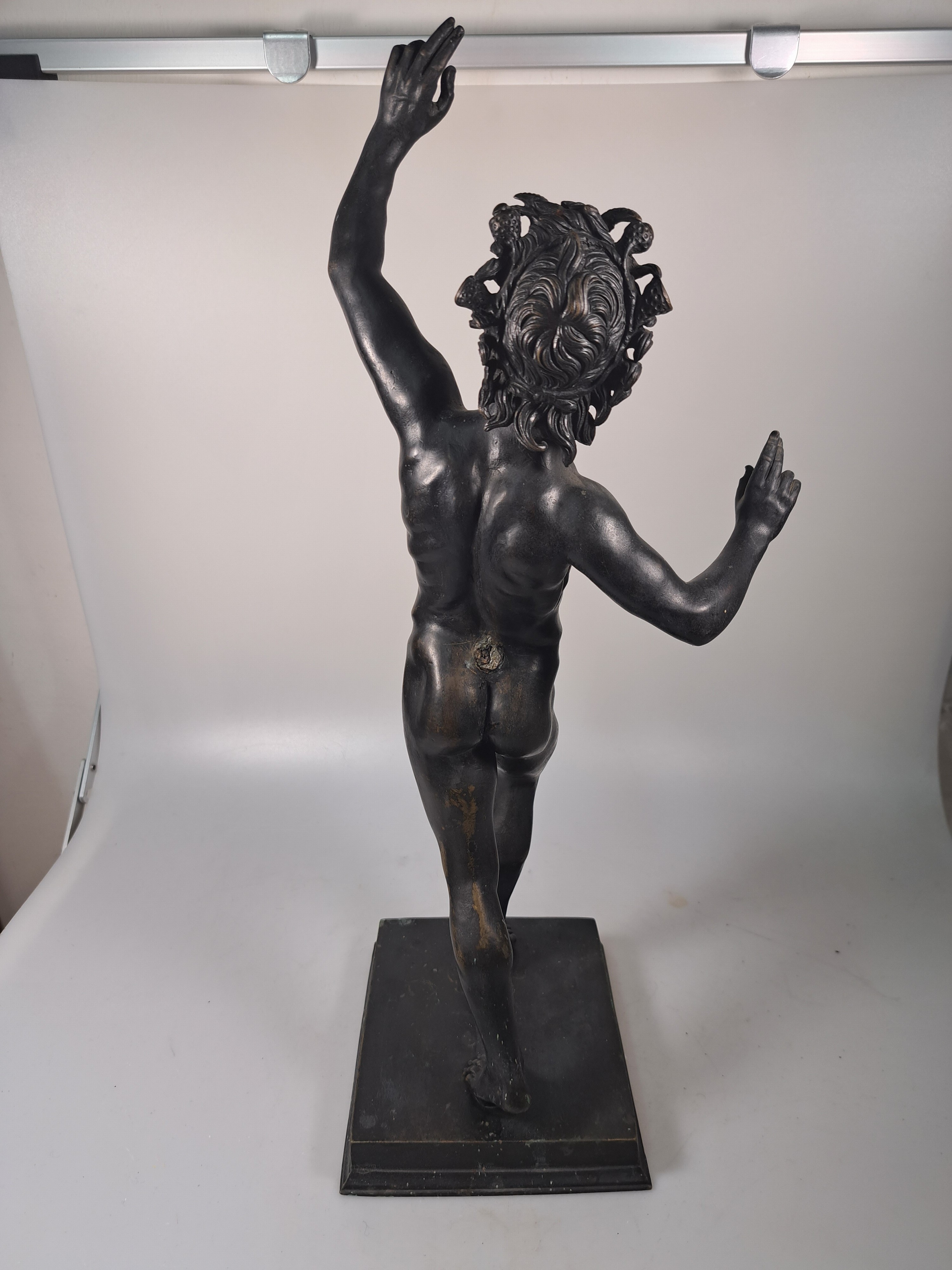Detail d: Skulptur des tanzendes Fauns, um 1900, nach dem Vorbild aus Pompeij, Bronzeguß, Schwanz fehlt, H. ca. 47cm