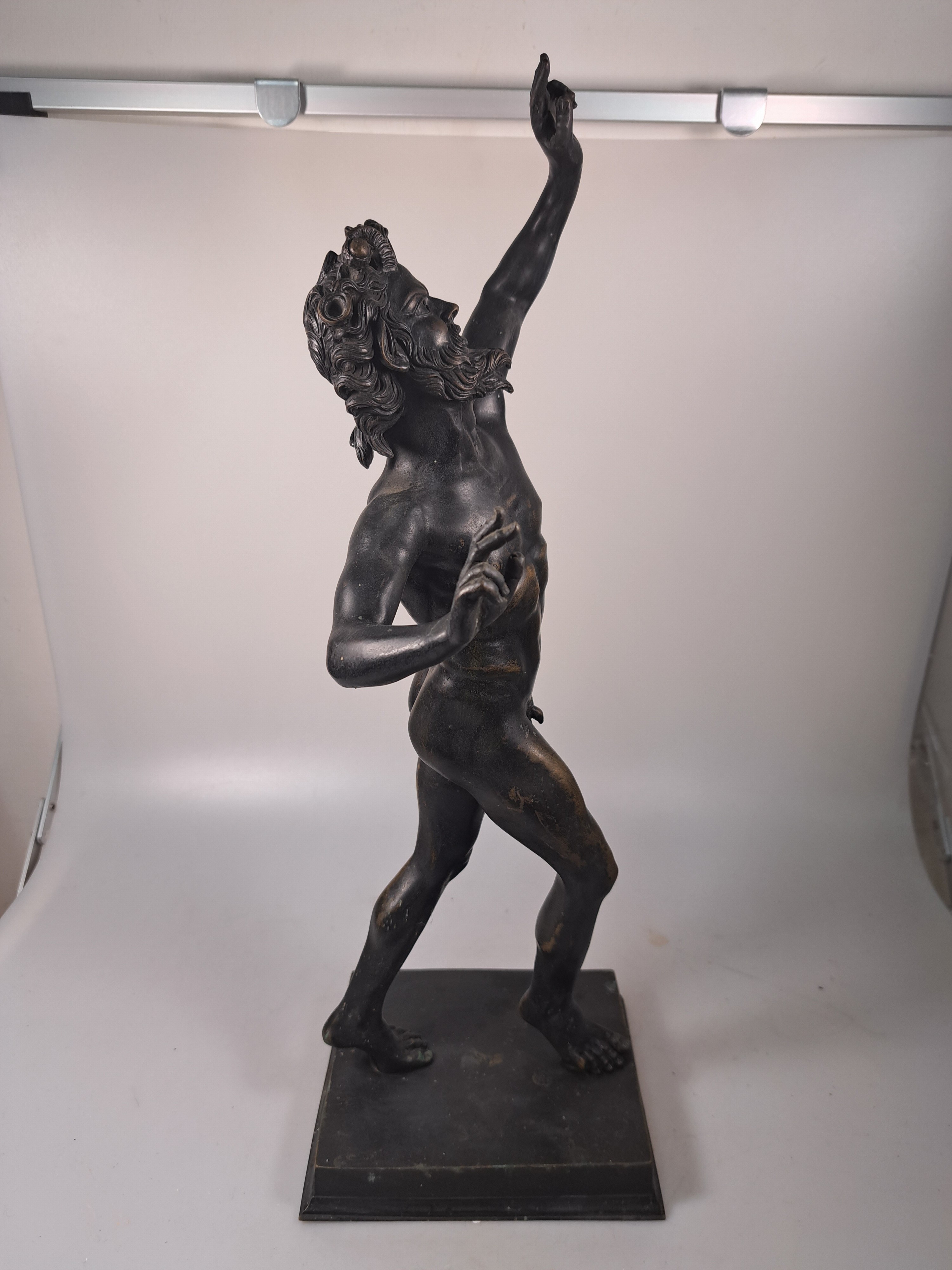 Detail e: Skulptur des tanzendes Fauns, um 1900, nach dem Vorbild aus Pompeij, Bronzeguß, Schwanz fehlt, H. ca. 47cm