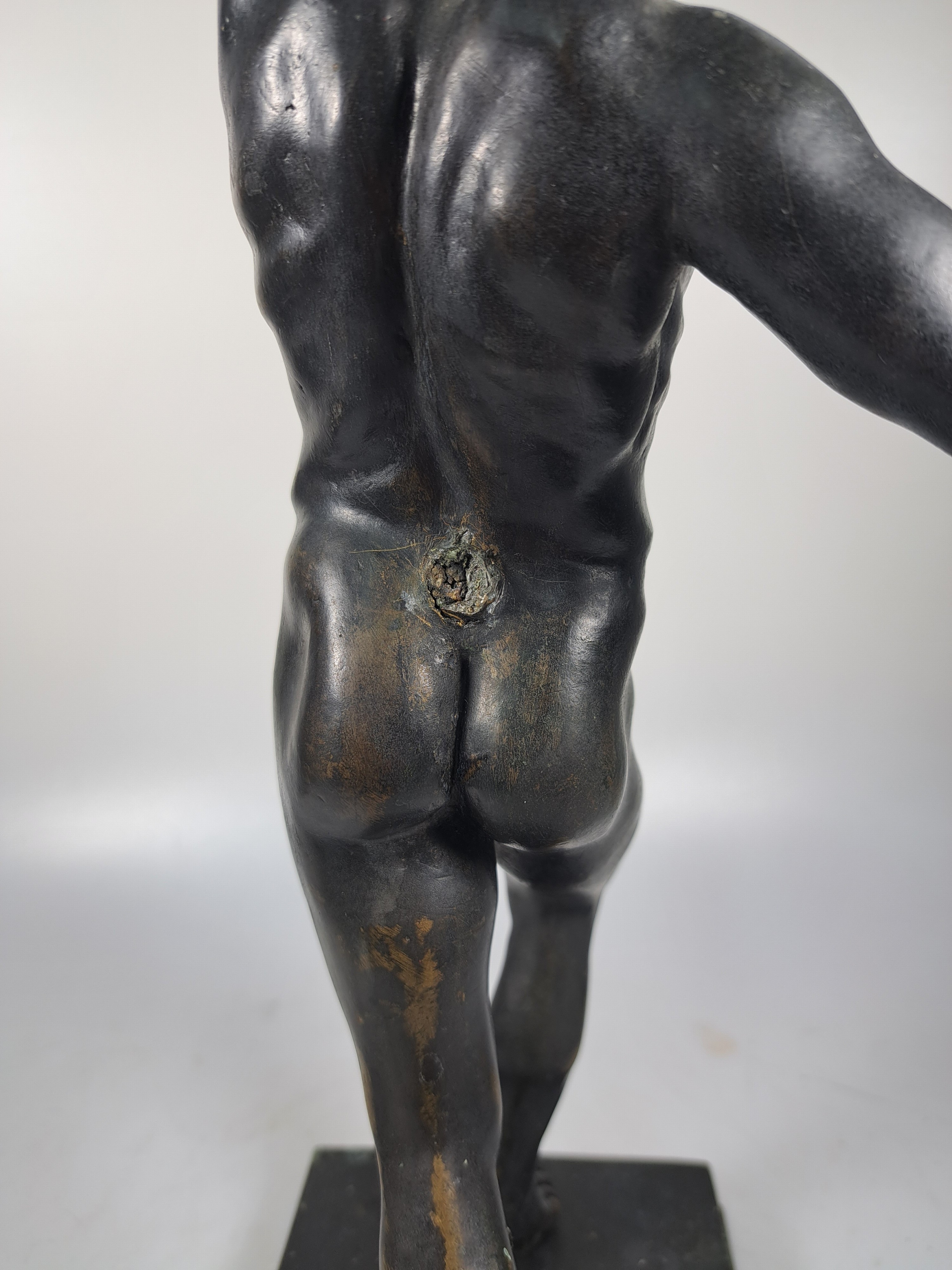 Detail g: Skulptur des tanzendes Fauns, um 1900, nach dem Vorbild aus Pompeij, Bronzeguß, Schwanz fehlt, H. ca. 47cm