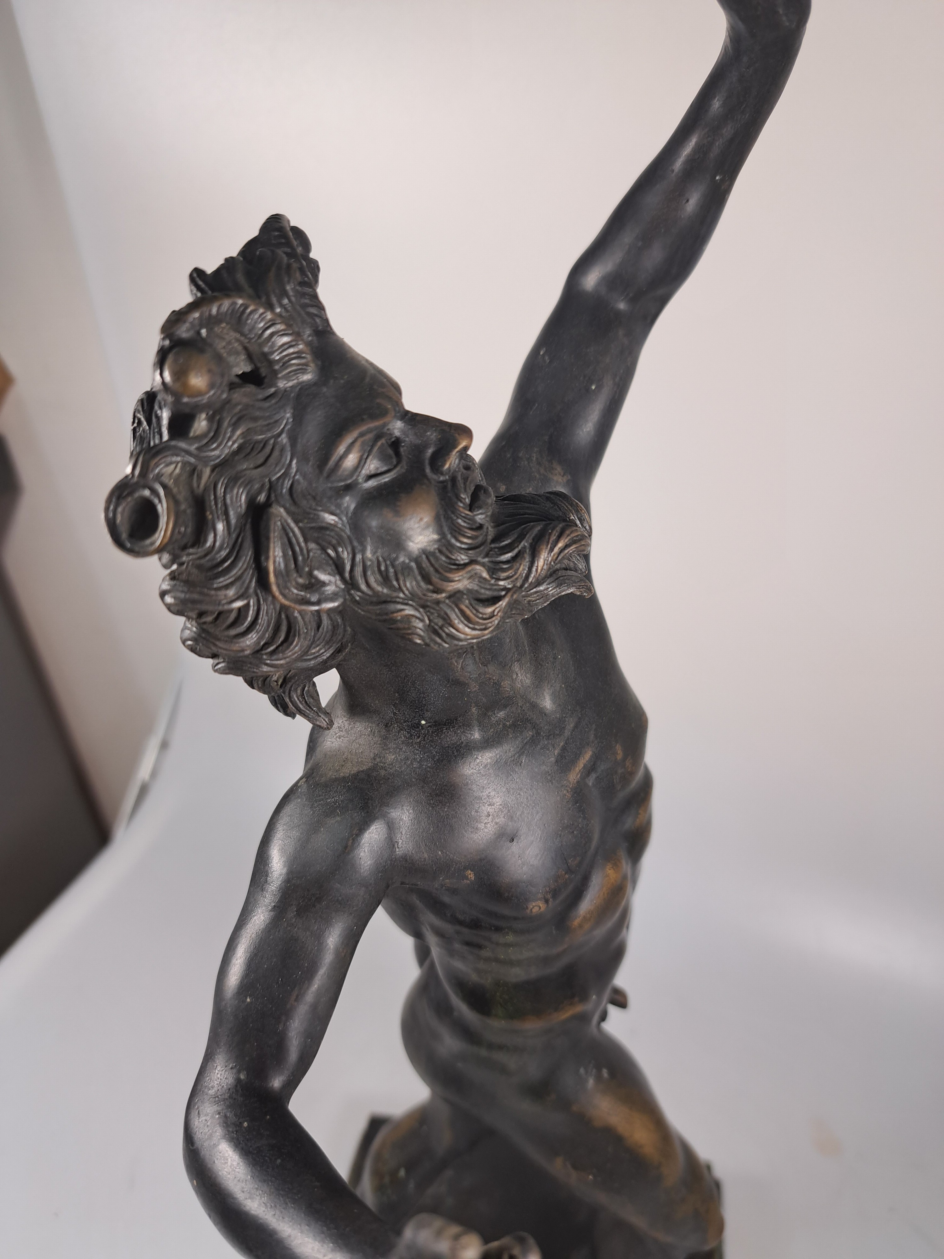 Detail h: Skulptur des tanzendes Fauns, um 1900, nach dem Vorbild aus Pompeij, Bronzeguß, Schwanz fehlt, H. ca. 47cm