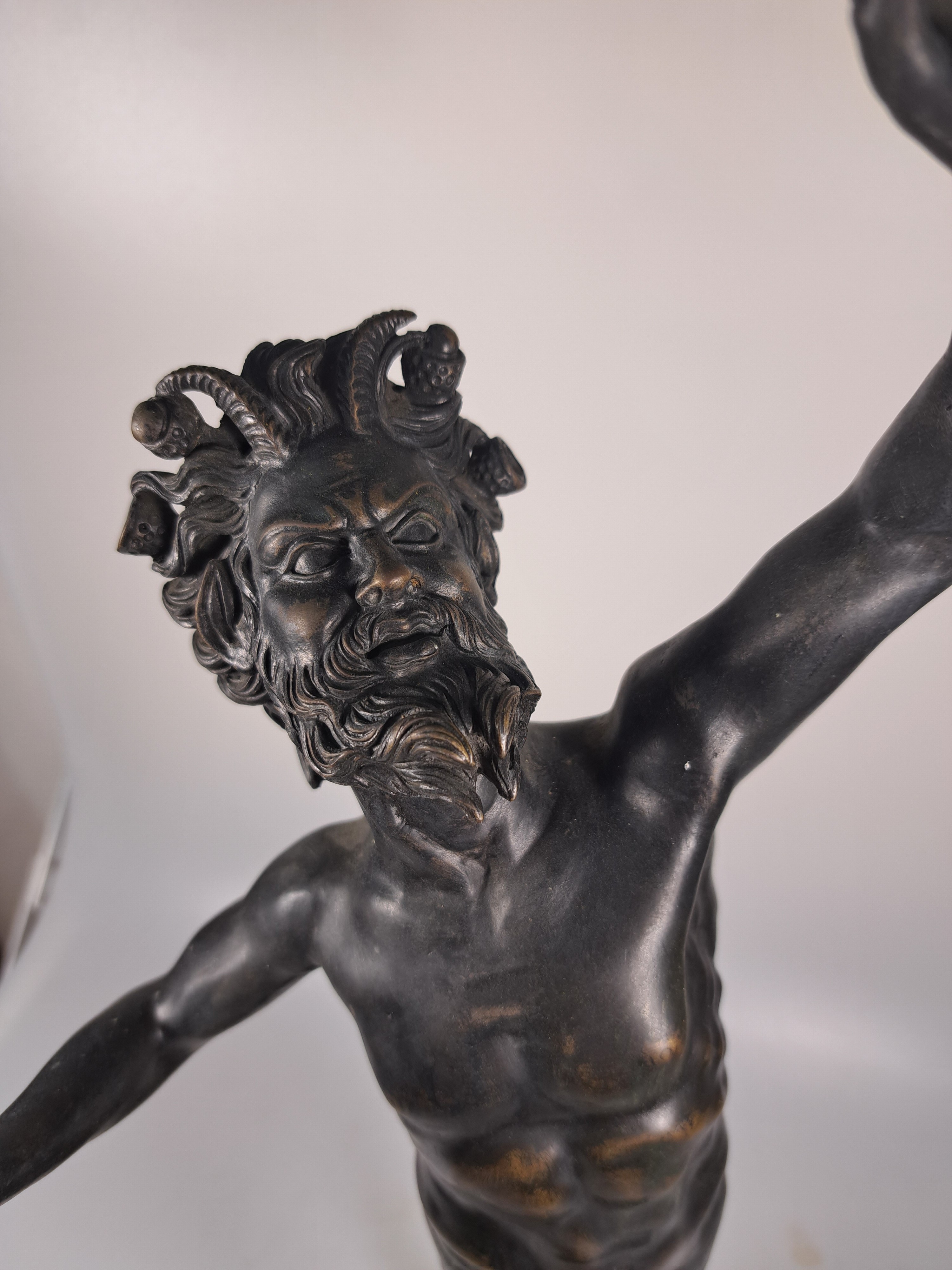 Detail i: Skulptur des tanzendes Fauns, um 1900, nach dem Vorbild aus Pompeij, Bronzeguß, Schwanz fehlt, H. ca. 47cm