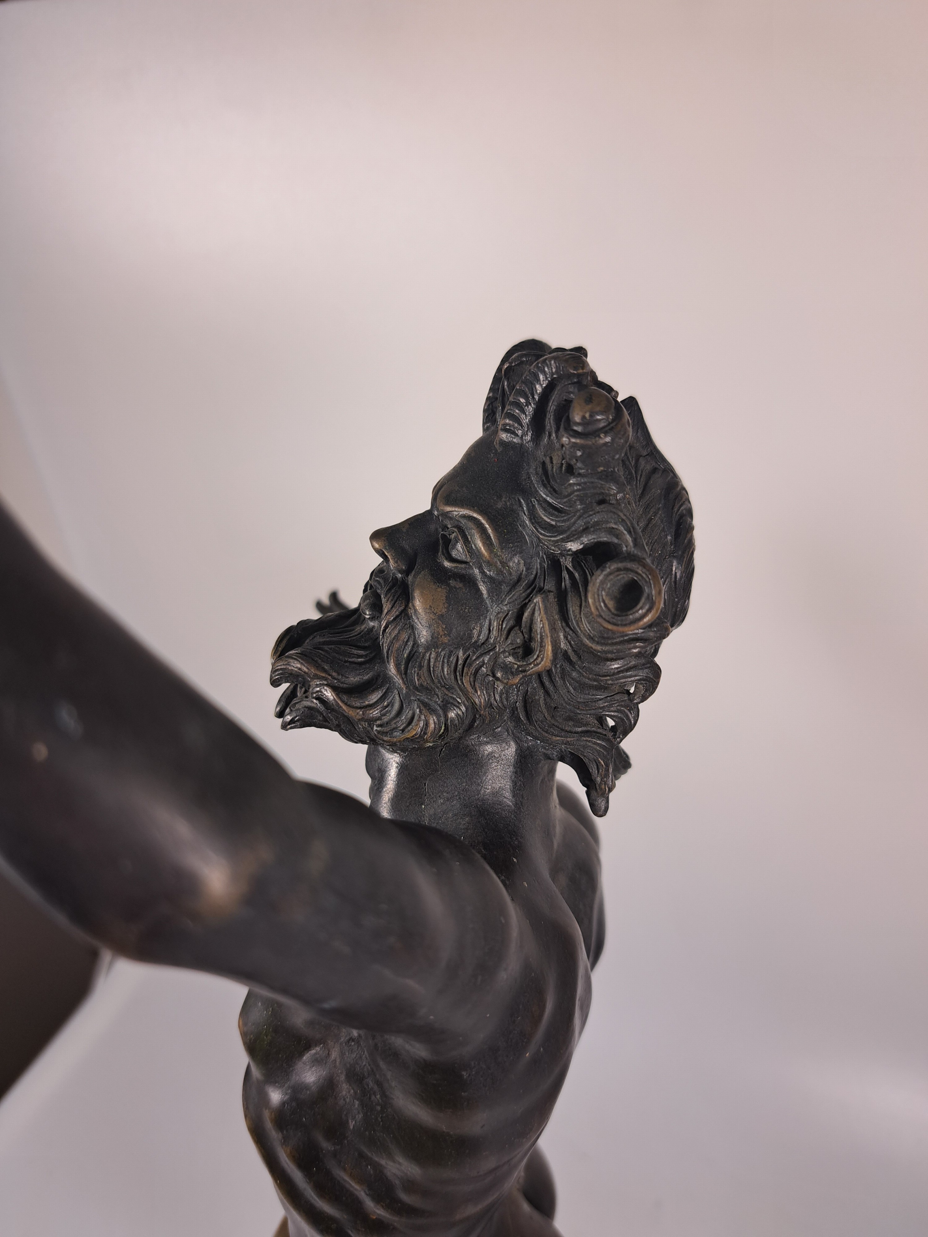 Detail j: Skulptur des tanzendes Fauns, um 1900, nach dem Vorbild aus Pompeij, Bronzeguß, Schwanz fehlt, H. ca. 47cm