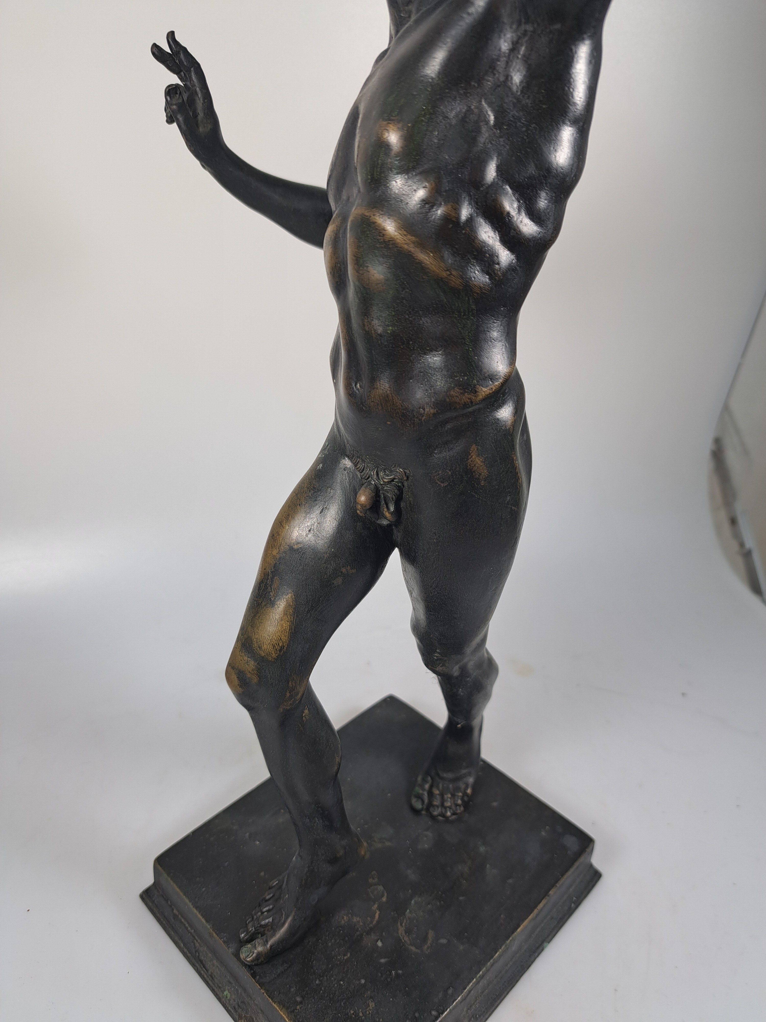 Detail k: Skulptur des tanzendes Fauns, um 1900, nach dem Vorbild aus Pompeij, Bronzeguß, Schwanz fehlt, H. ca. 47cm