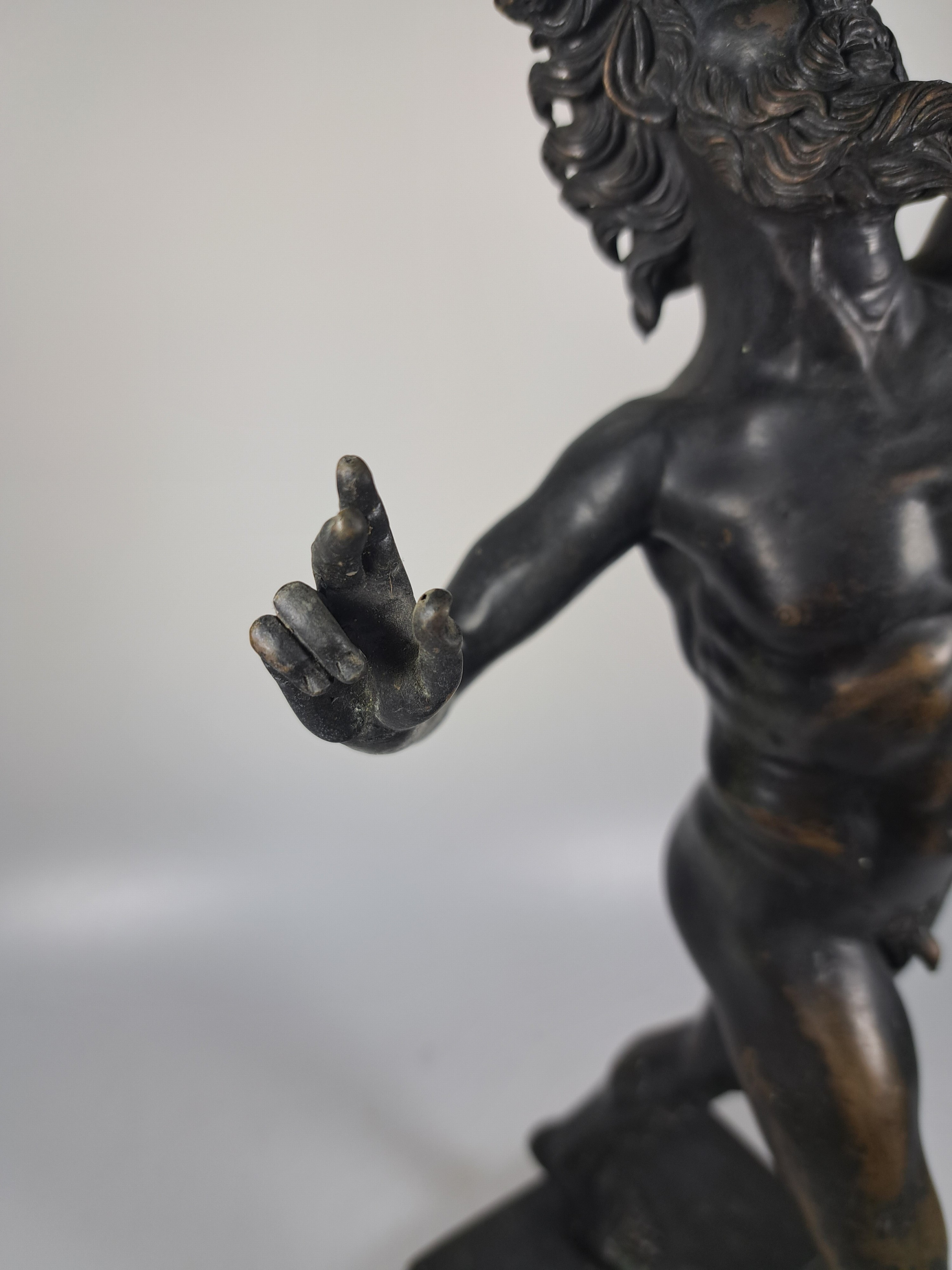 Detail l: Skulptur des tanzendes Fauns, um 1900, nach dem Vorbild aus Pompeij, Bronzeguß, Schwanz fehlt, H. ca. 47cm