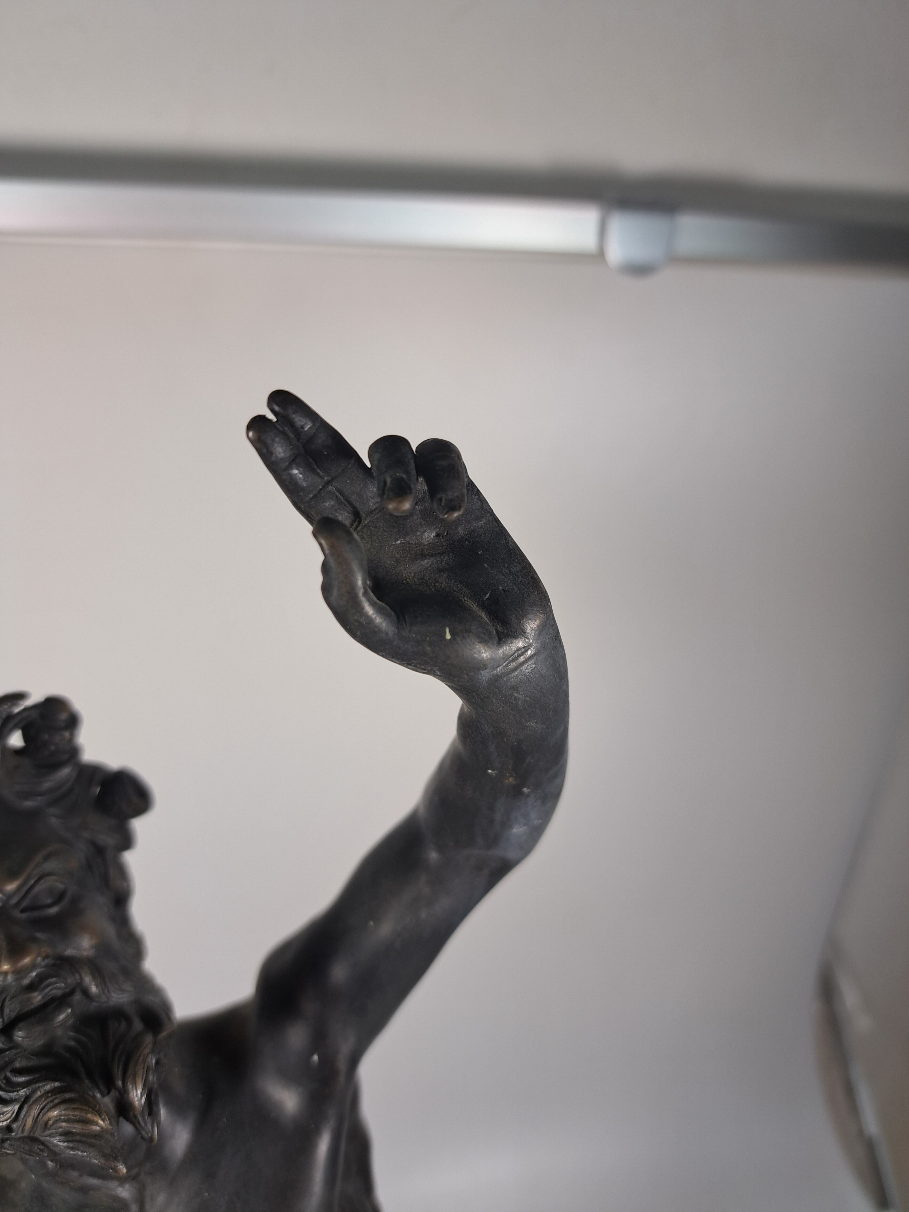 Detail m: Skulptur des tanzendes Fauns, um 1900, nach dem Vorbild aus Pompeij, Bronzeguß, Schwanz fehlt, H. ca. 47cm
