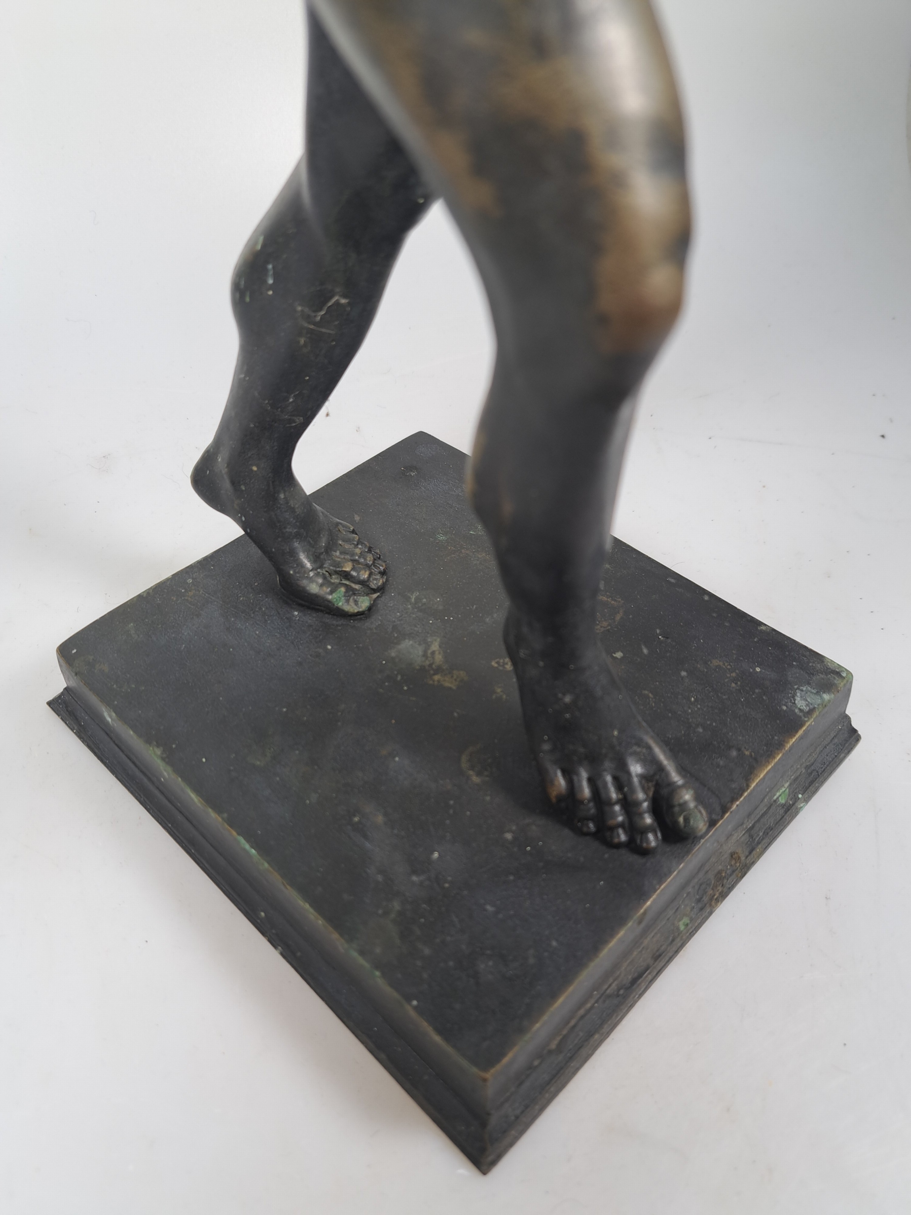 Detail n: Skulptur des tanzendes Fauns, um 1900, nach dem Vorbild aus Pompeij, Bronzeguß, Schwanz fehlt, H. ca. 47cm