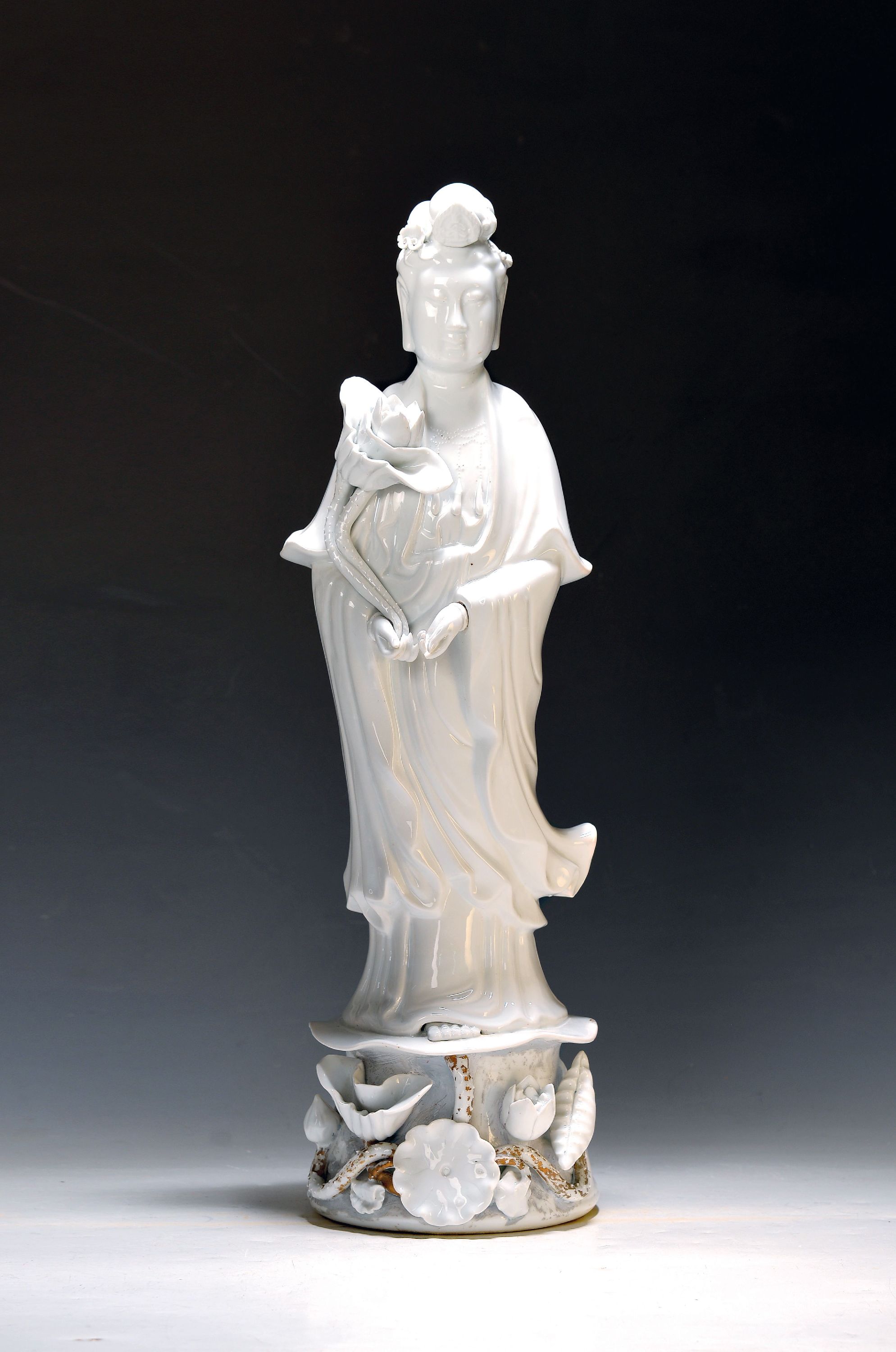 Guan Yin, China, um 1900, sog. blanc de chine, Porzellan, Sockel mit applizierten Blumen, H. ca. 55cm