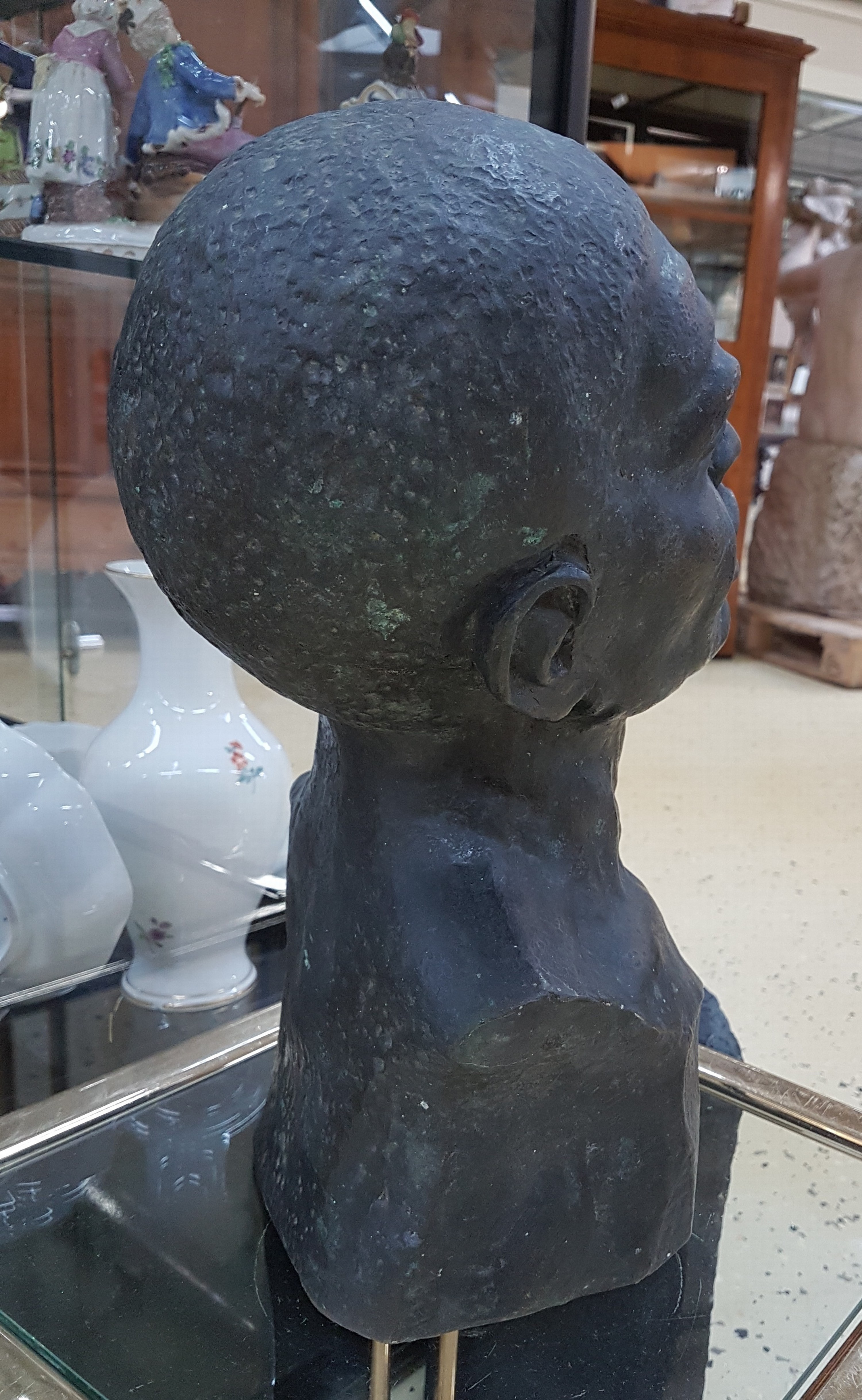Detail b: Bronzebüste, signiert (ungedeutet), Charakterkopf eines Afrikaners, signiert J. Ipcol oder ähnlich, ausdrucksvoll, H. ca. 35cm