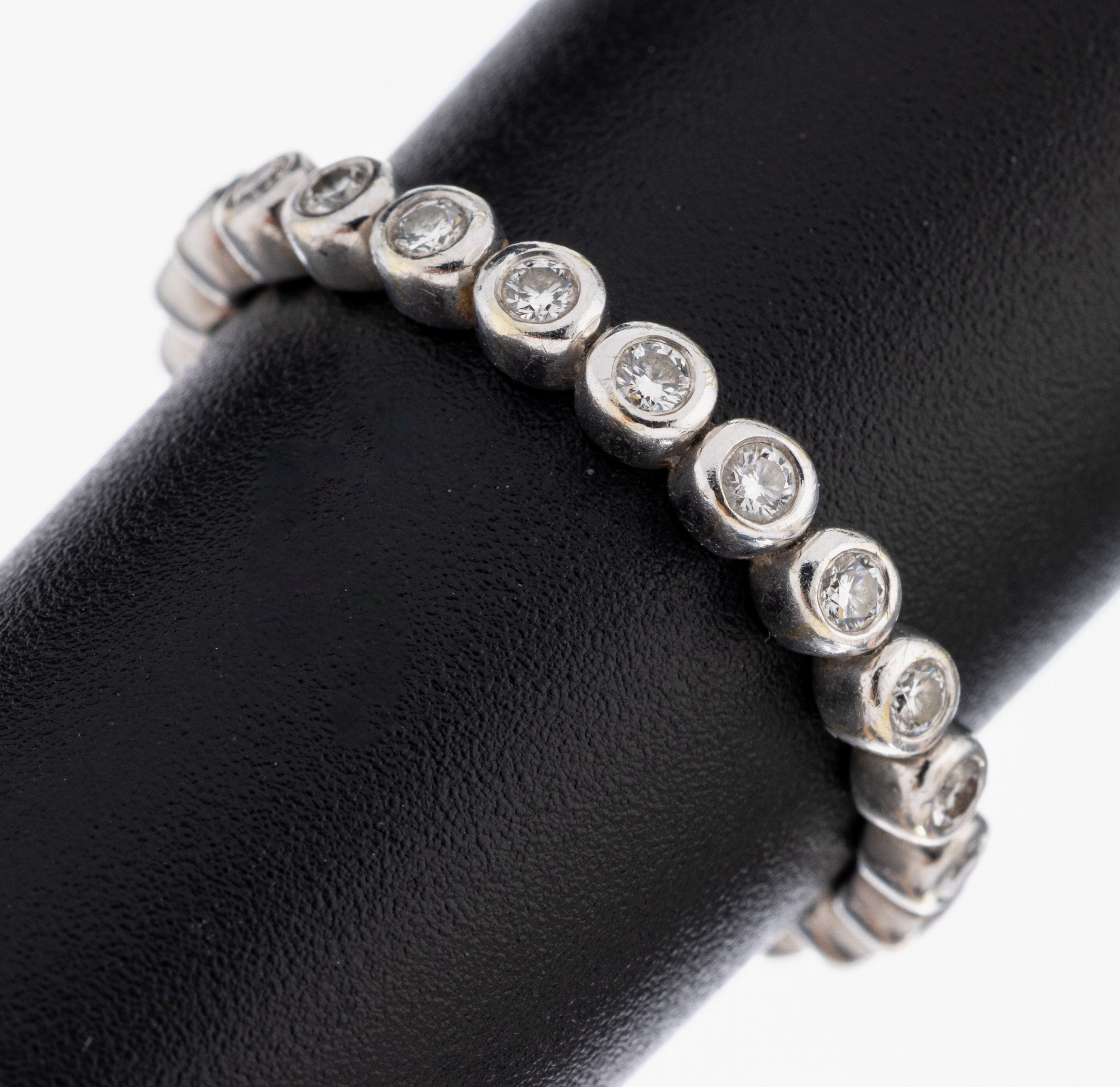 Image 27059769 - 14 kt gold brilliant-memoryring , WG 585/000, all around with 25 brilliants total ...