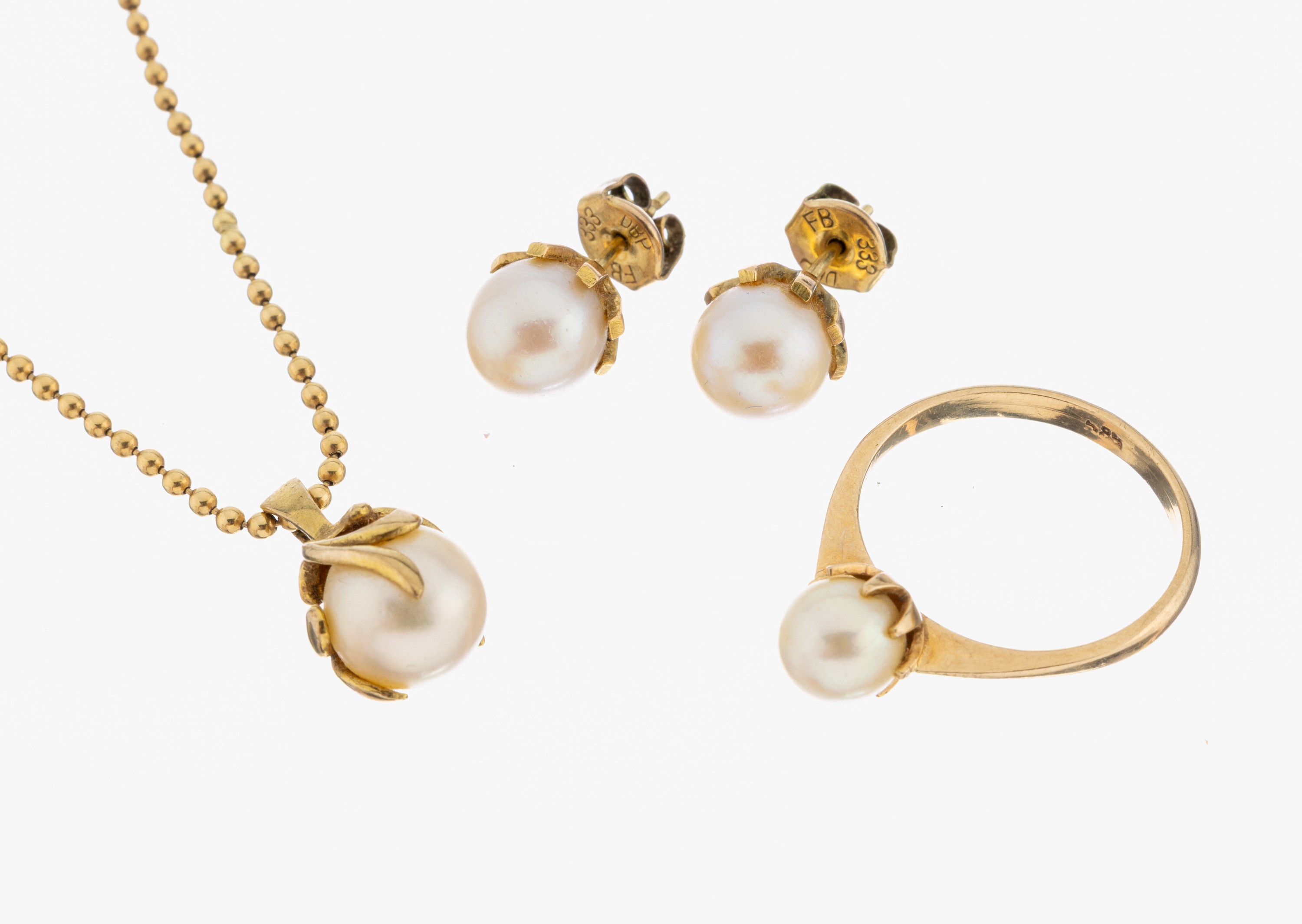 Image 27059773 - Pearl-lot , comprised of: 1 8 kt gold pendant, cultured pearl, diam. approx. 9 mm, with ...