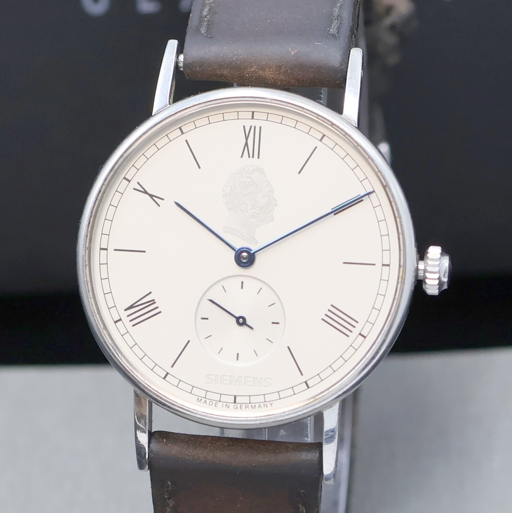 Detail a: NOMOS Ludwig Siemens Armbanduhr in Stahl, Deutschland verk. lt. beil. Pap. 09/2012, Handaufzug, Boden m. Widmung aufgedr., Lederband (zu ers.) m. ...