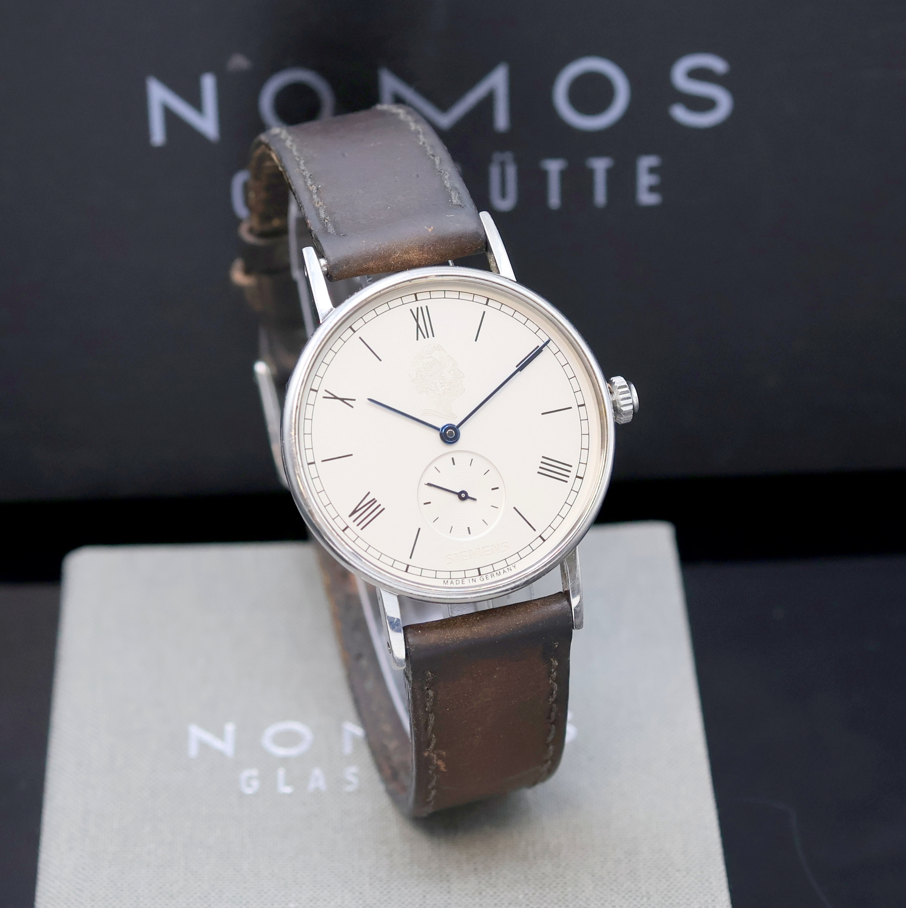 Detail b: NOMOS Ludwig Siemens Armbanduhr in Stahl, Deutschland verk. lt. beil. Pap. 09/2012, Handaufzug, Boden m. Widmung aufgedr., Lederband (zu ers.) m. ...