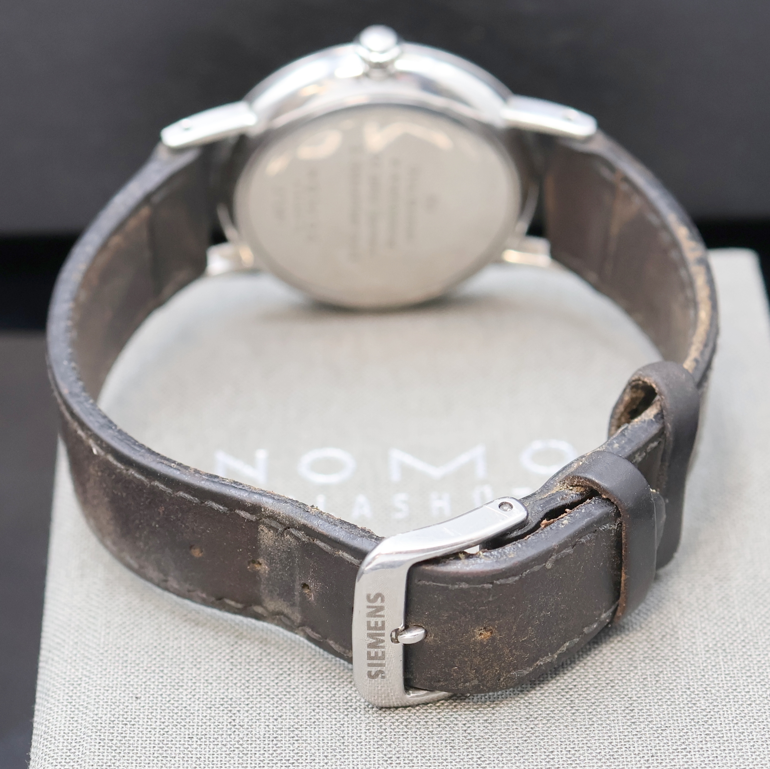 Detail c: NOMOS Ludwig Siemens Armbanduhr in Stahl, Deutschland verk. lt. beil. Pap. 09/2012, Handaufzug, Boden m. Widmung aufgedr., Lederband (zu ers.) m. ...