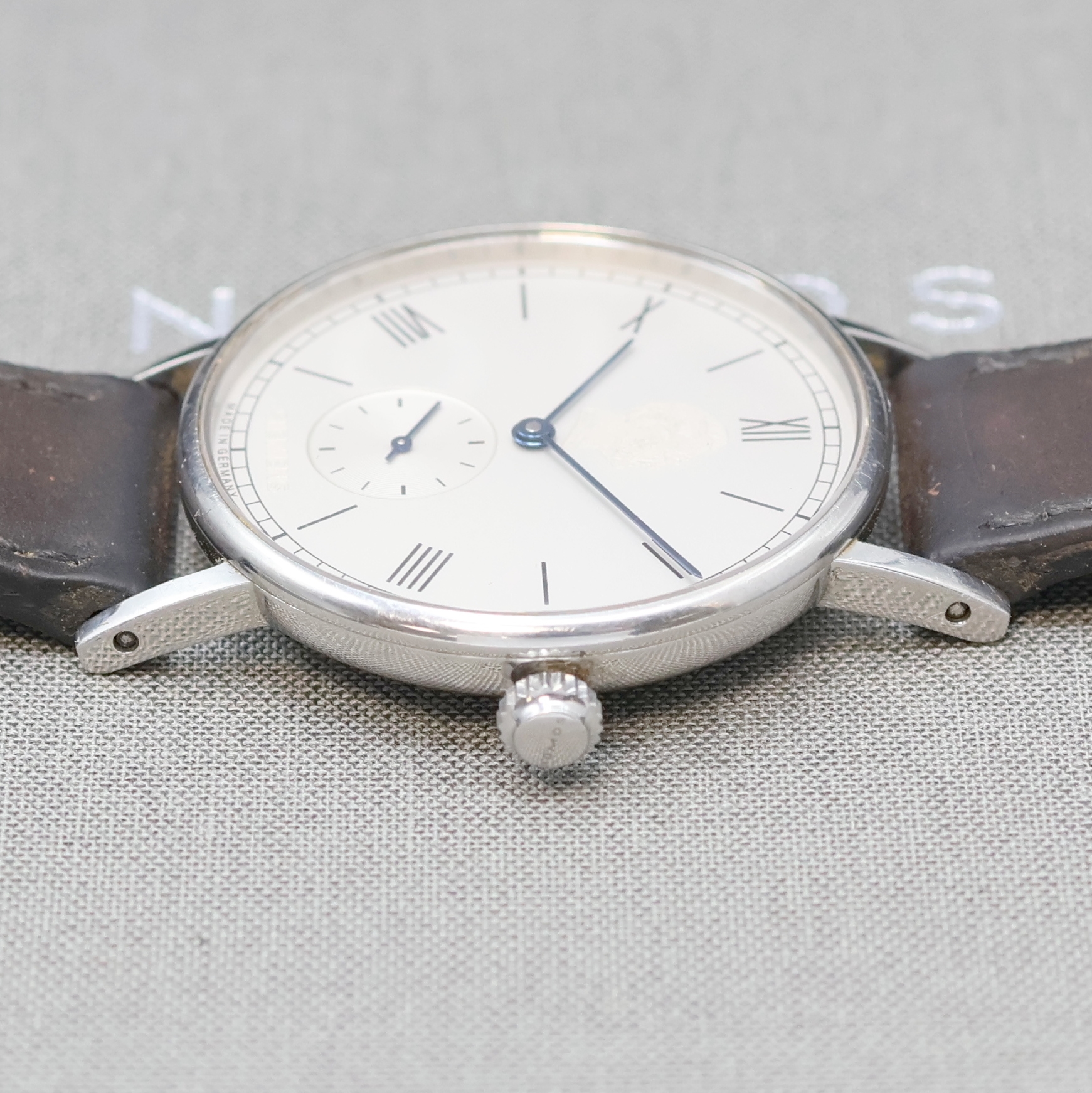Detail d: NOMOS Ludwig Siemens Armbanduhr in Stahl, Deutschland verk. lt. beil. Pap. 09/2012, Handaufzug, Boden m. Widmung aufgedr., Lederband (zu ers.) m. ...