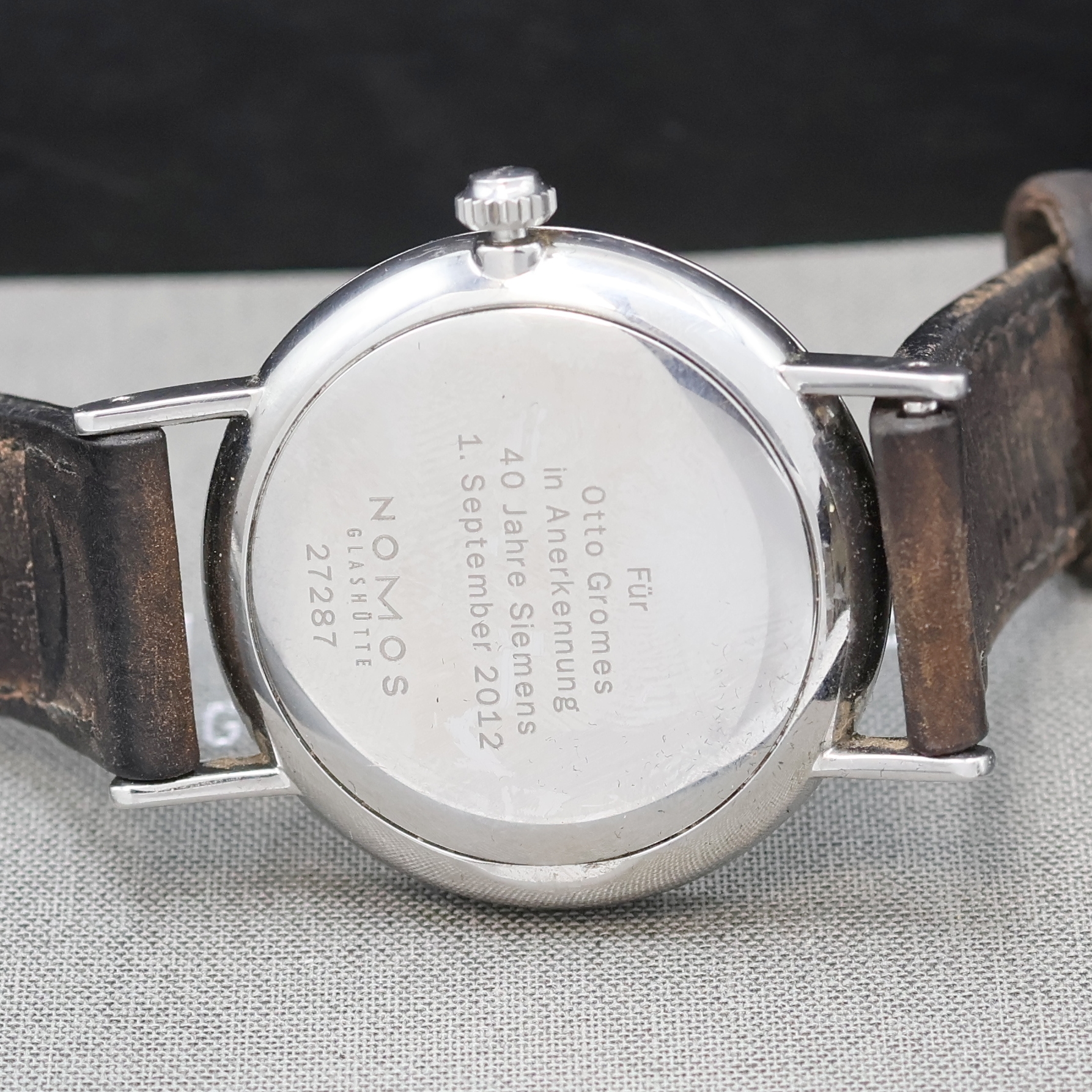 Detail e: NOMOS Ludwig Siemens Armbanduhr in Stahl, Deutschland verk. lt. beil. Pap. 09/2012, Handaufzug, Boden m. Widmung aufgedr., Lederband (zu ers.) m. ...