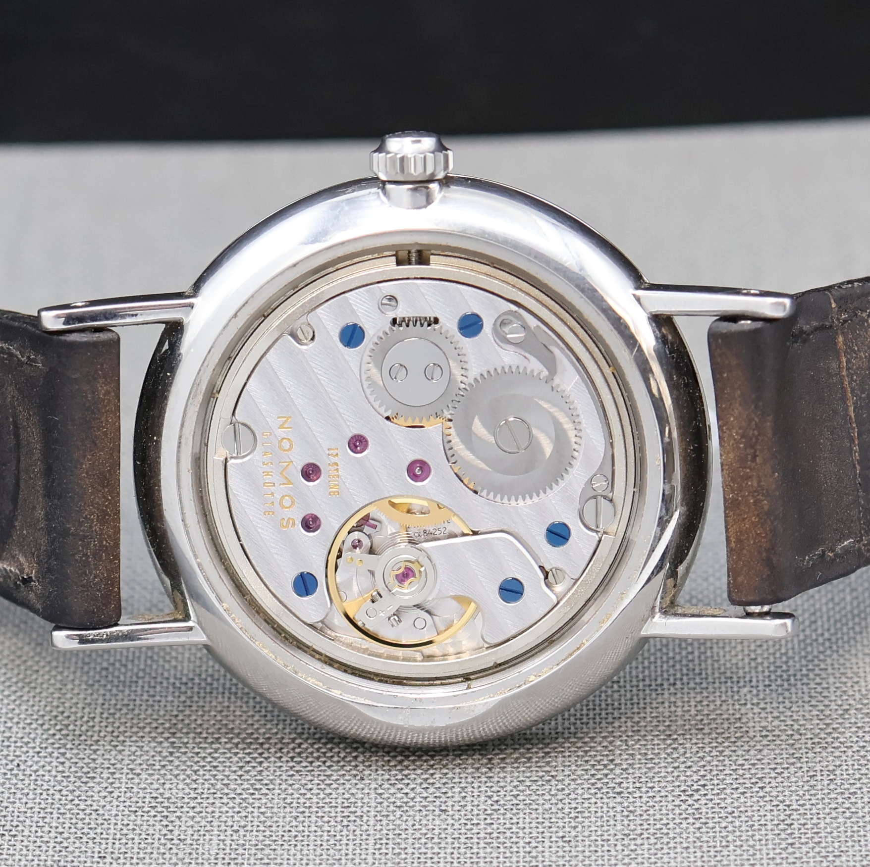 Detail f: NOMOS Ludwig Siemens Armbanduhr in Stahl, Deutschland verk. lt. beil. Pap. 09/2012, Handaufzug, Boden m. Widmung aufgedr., Lederband (zu ers.) m. ...