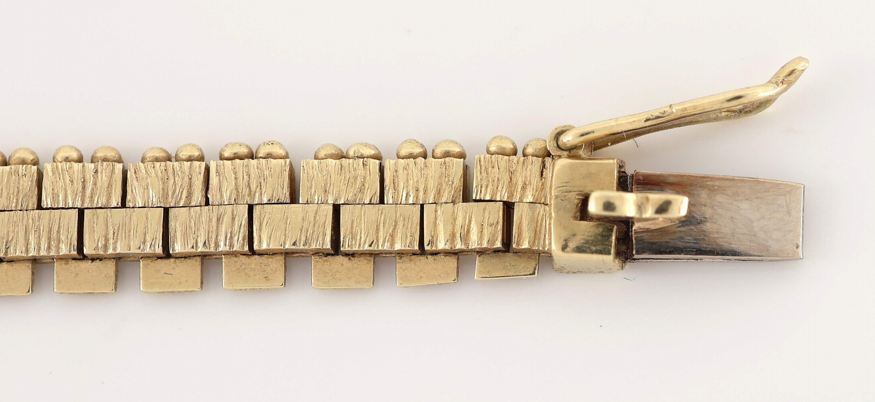 Detail c: 14 kt Gold Collier, GG 585/000, part. strukt., Backsteinoptik, L. ca. 45.5 cm, Kastenschloss mit Sicherheitsacht, ca. 35.9 g